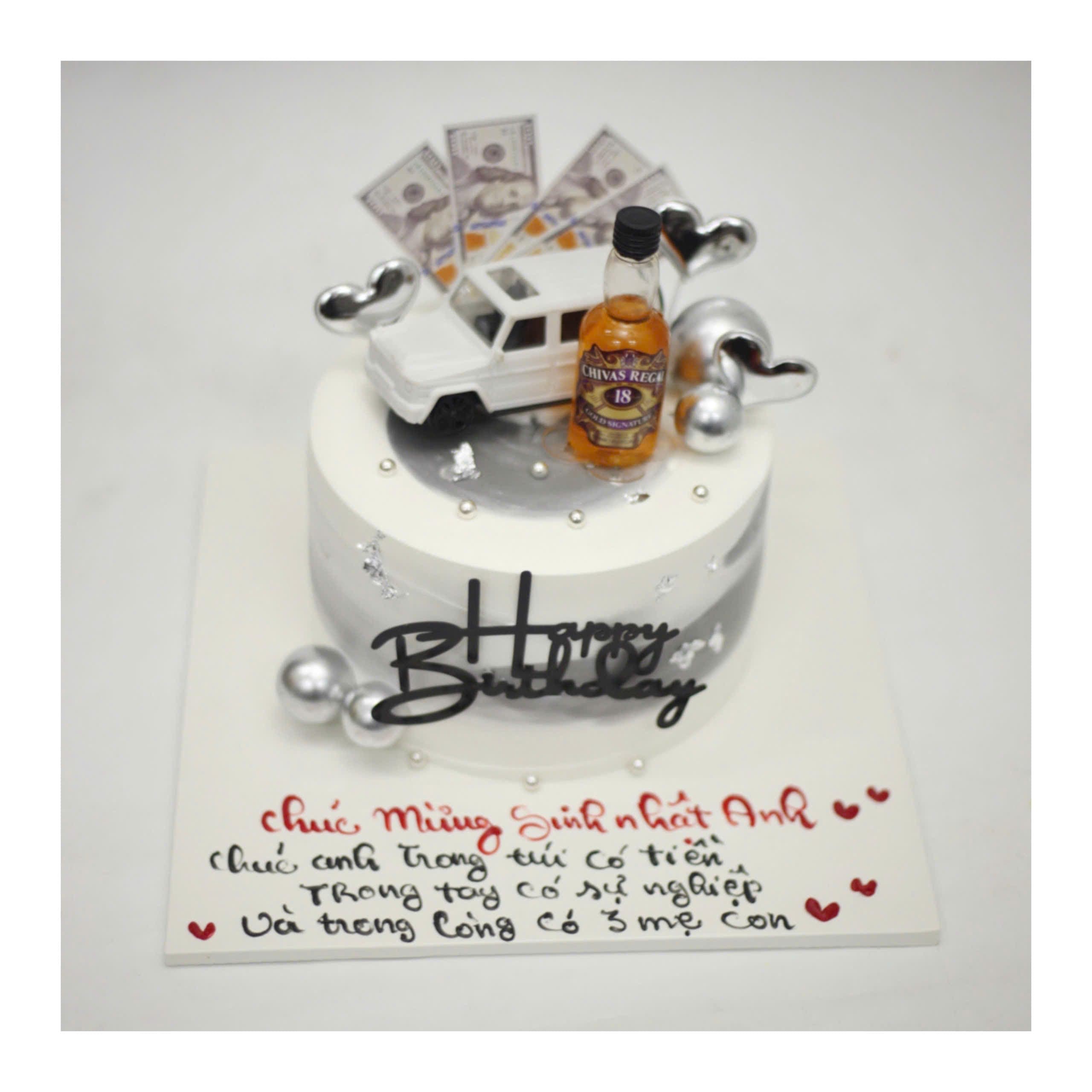 Bánh kem xe hơi trắng và chai rượu Chivas
