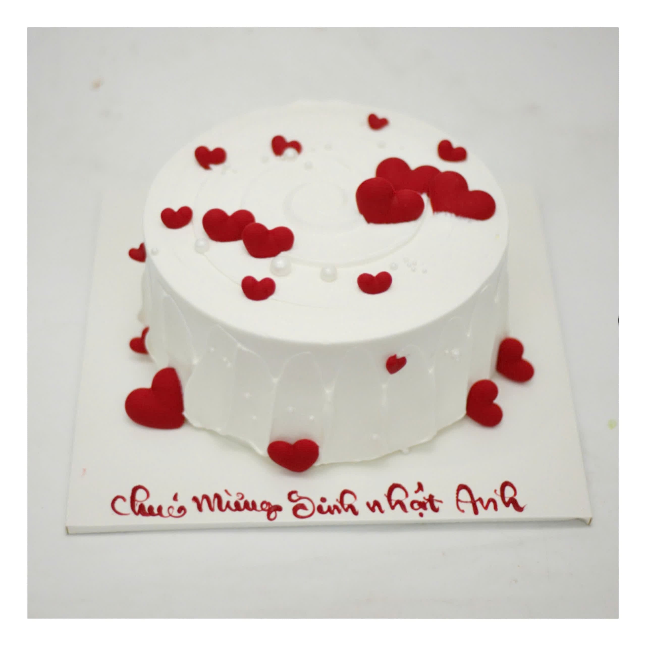 Bánh kem trắng trang trí trái tim đỏ nhung