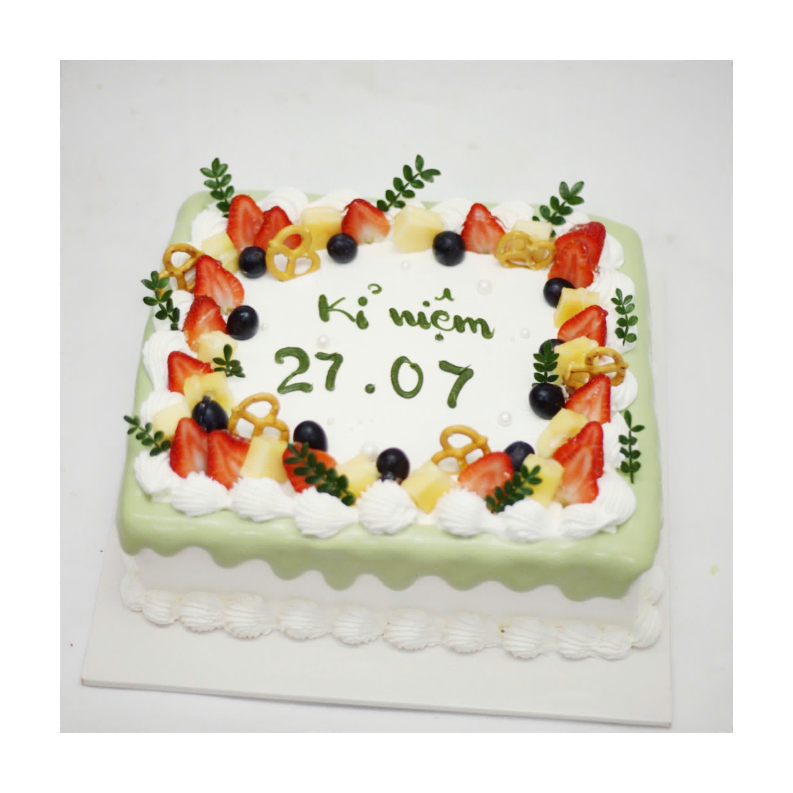Bánh kem vuông kỷ niệm đính trái cây