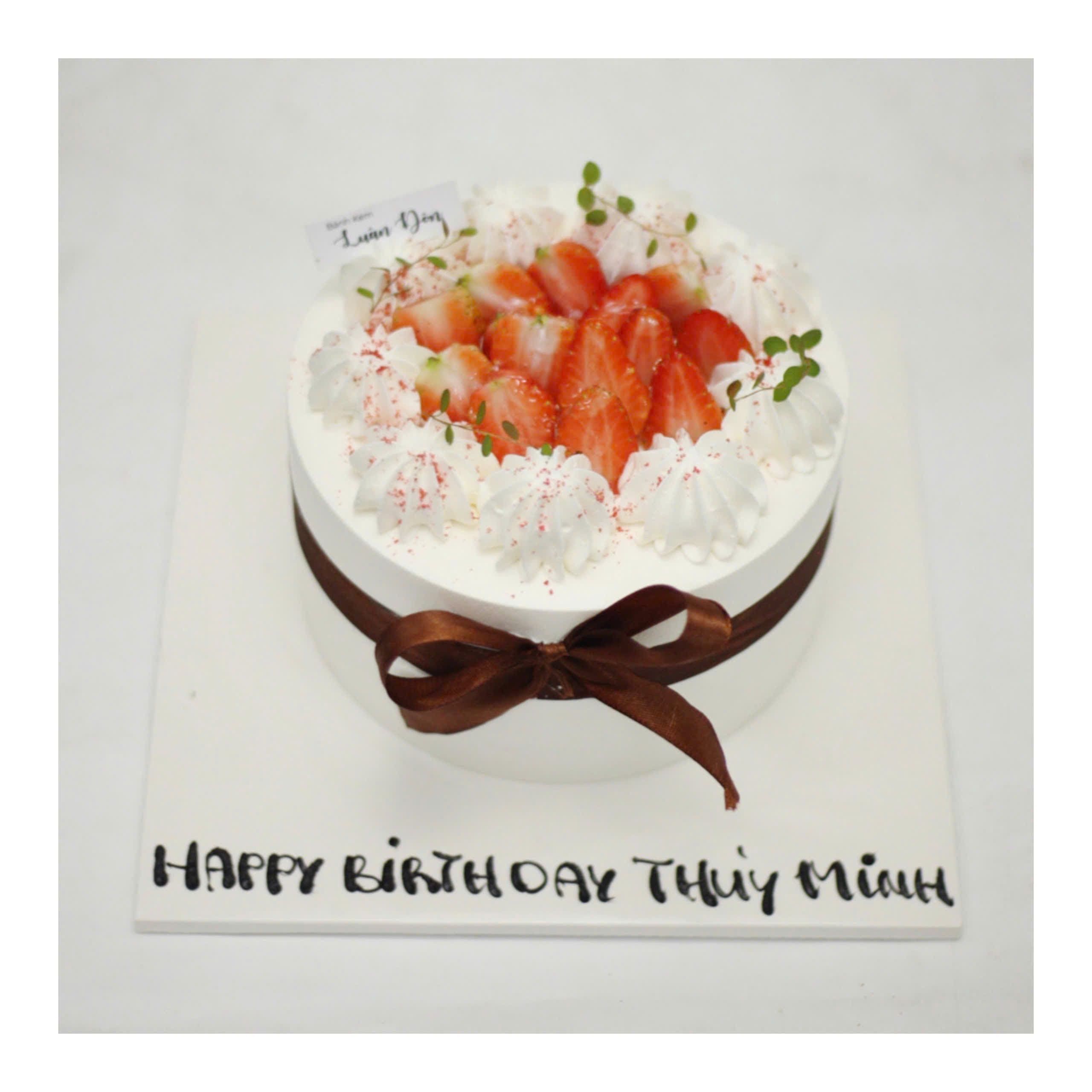 Bánh kem dâu tây tươi trang trí ruy băng