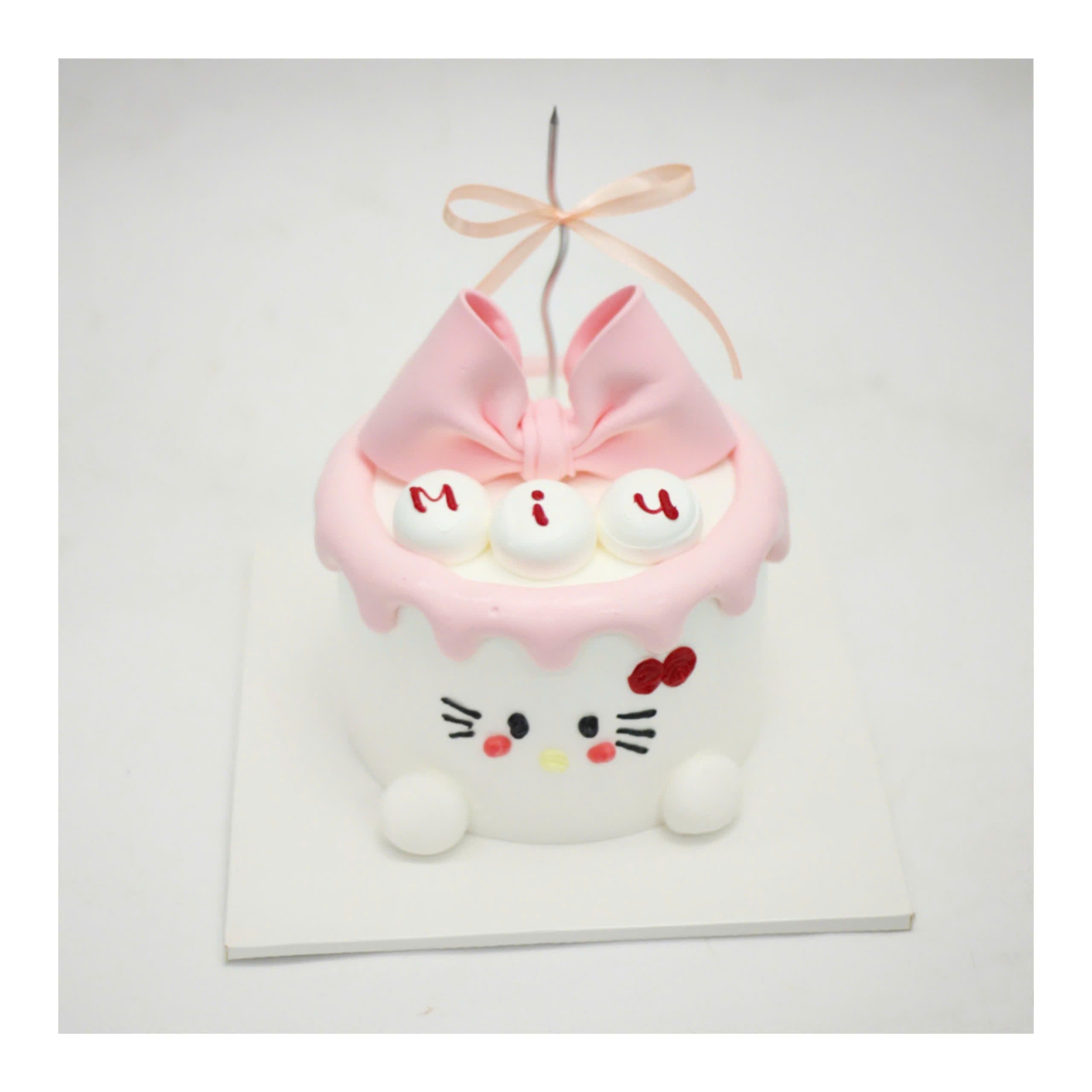 Bánh kem Hello Kitty và nơ hồng xinh xắn