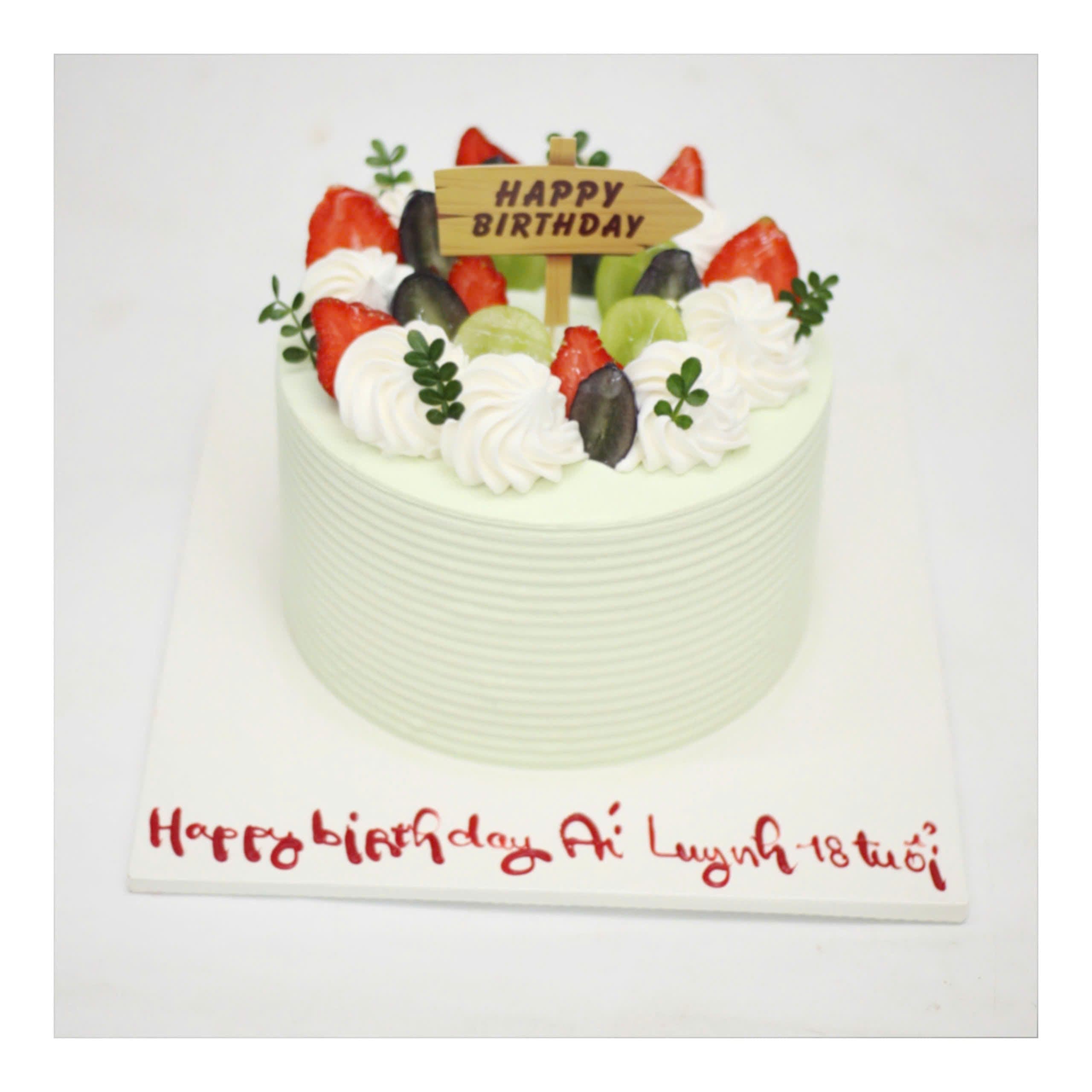 Bánh kem trái cây tươi và kem xanh nhạt