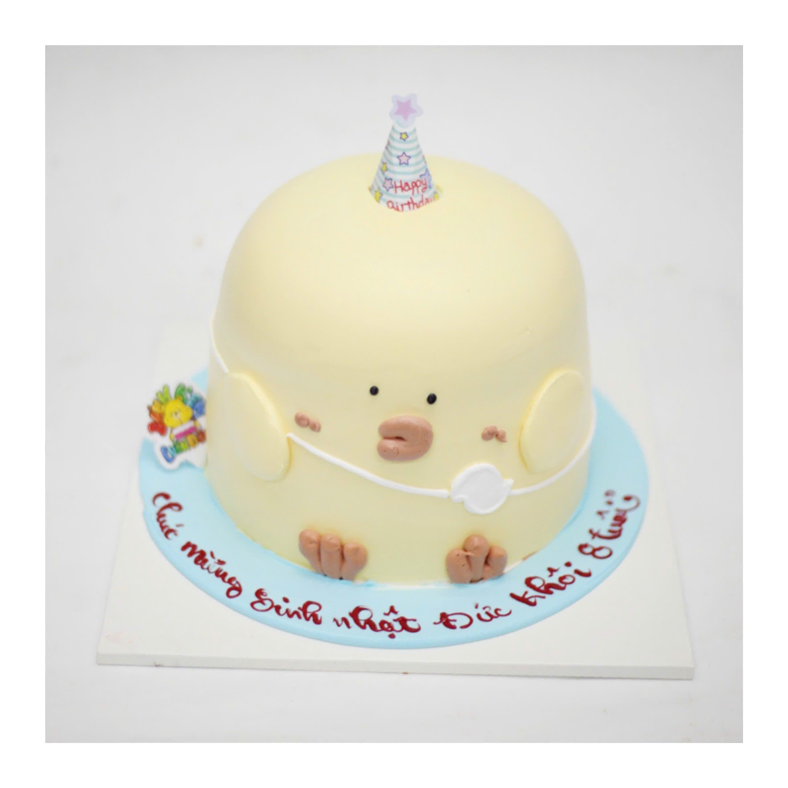 Bánh kem chú gà vàng đội mũ sinh nhật