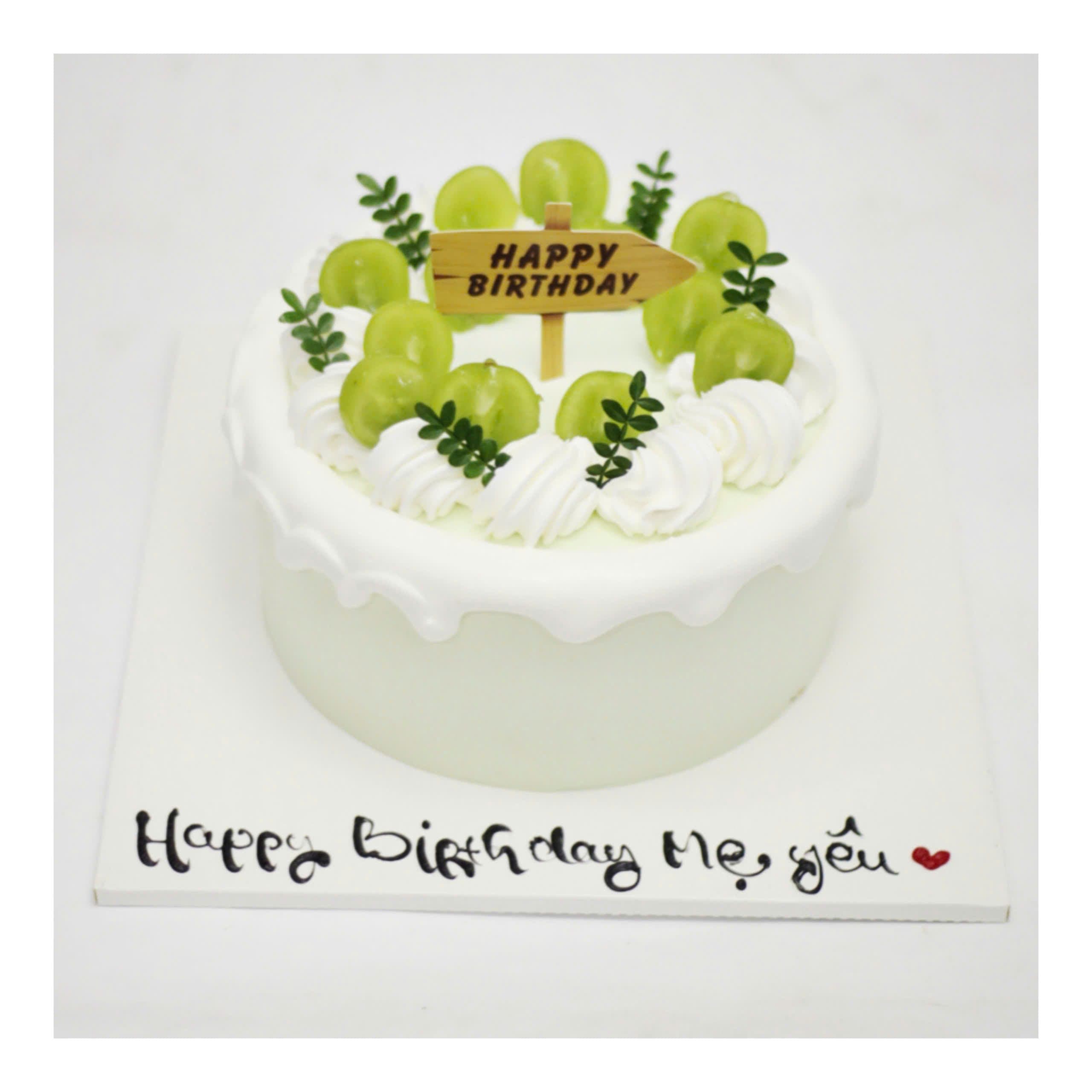 Bánh kem trang trí nho mẫu đơn tươi mát