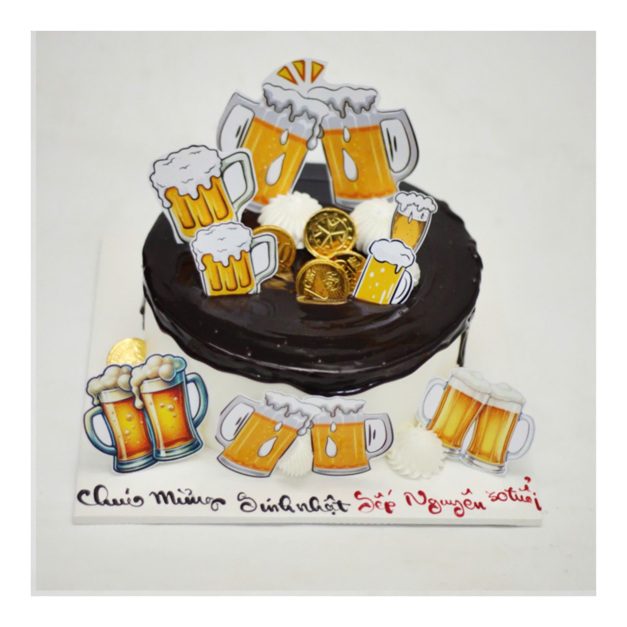 Bánh kem trang trí bia và đồng tiền vàng