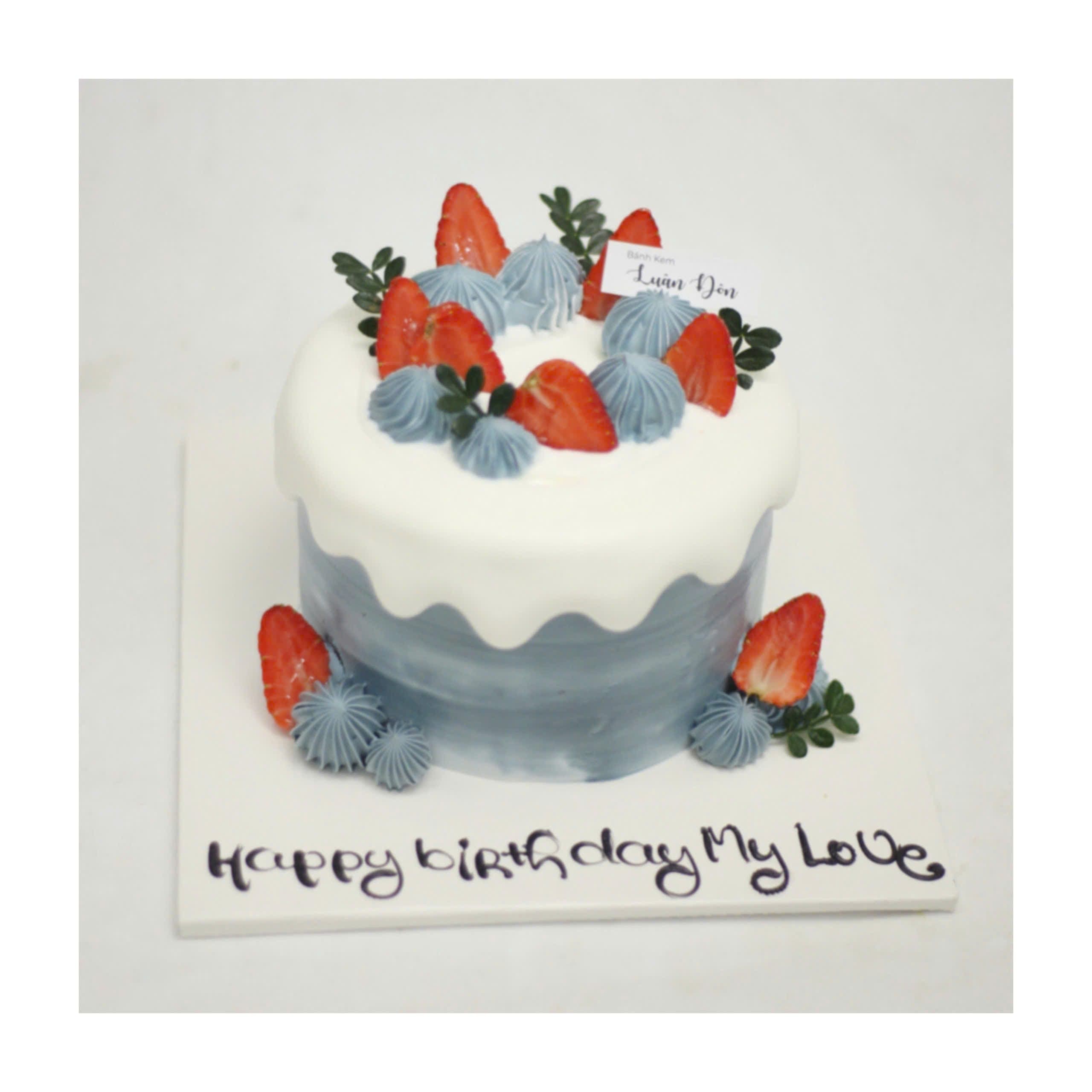 Bánh kem dâu tây chảy tràn lãng mạn