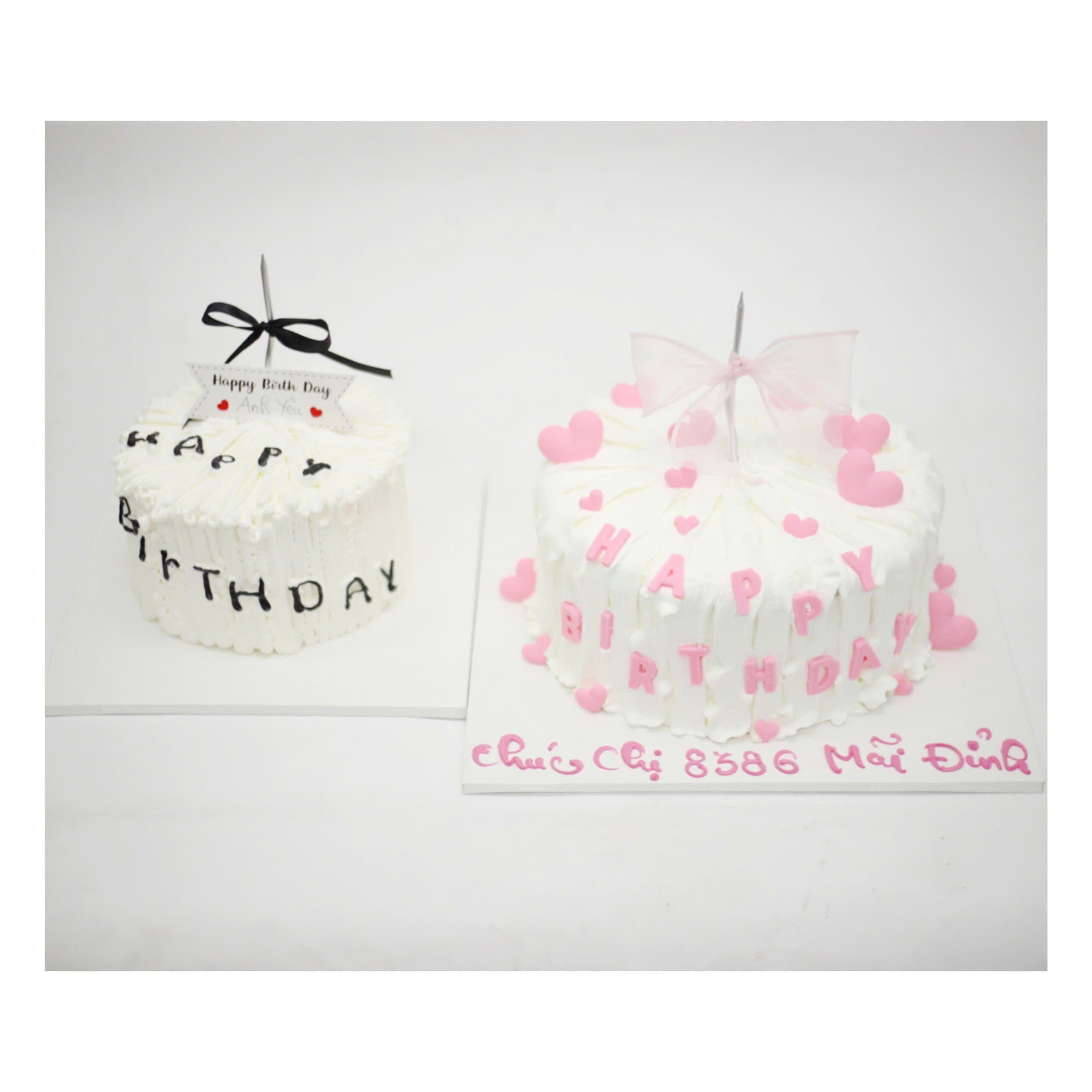 Cặp bánh kem trắng chữ đen và trái tim hồng