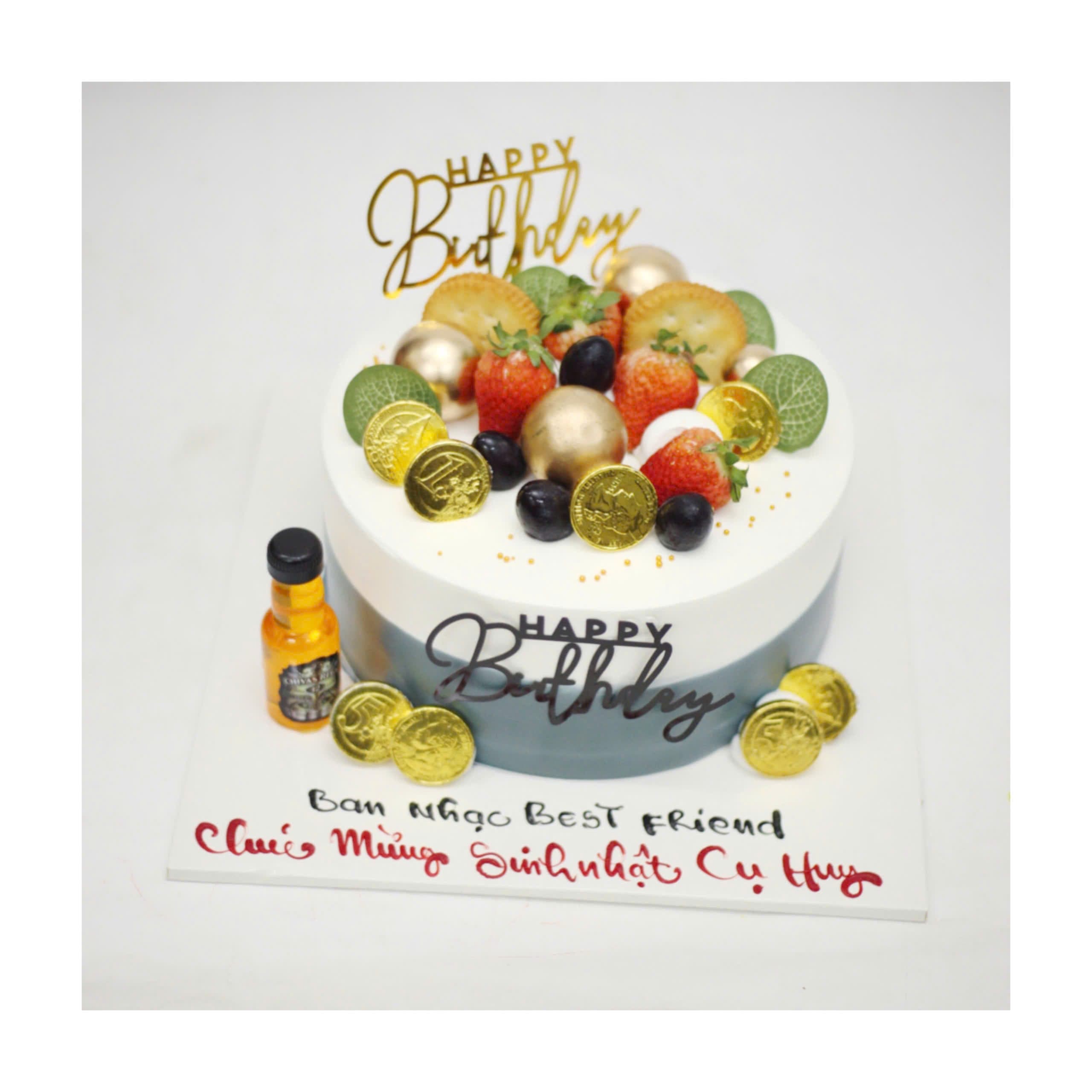 Bánh kem trái cây tươi và rượu Chivas trang trí vàng