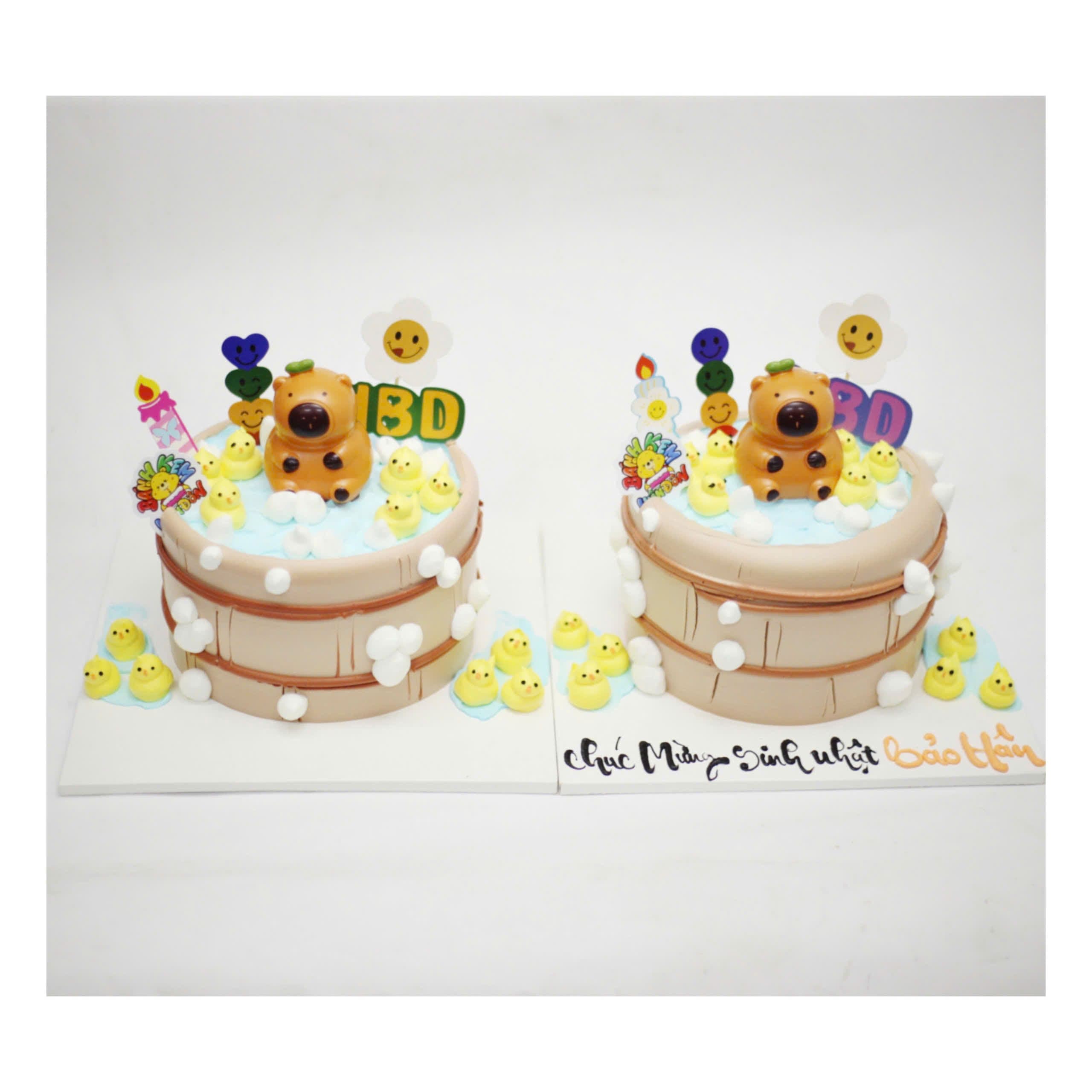 Cặp bánh kem Capybara tắm bồn gỗ ngộ nghĩnh