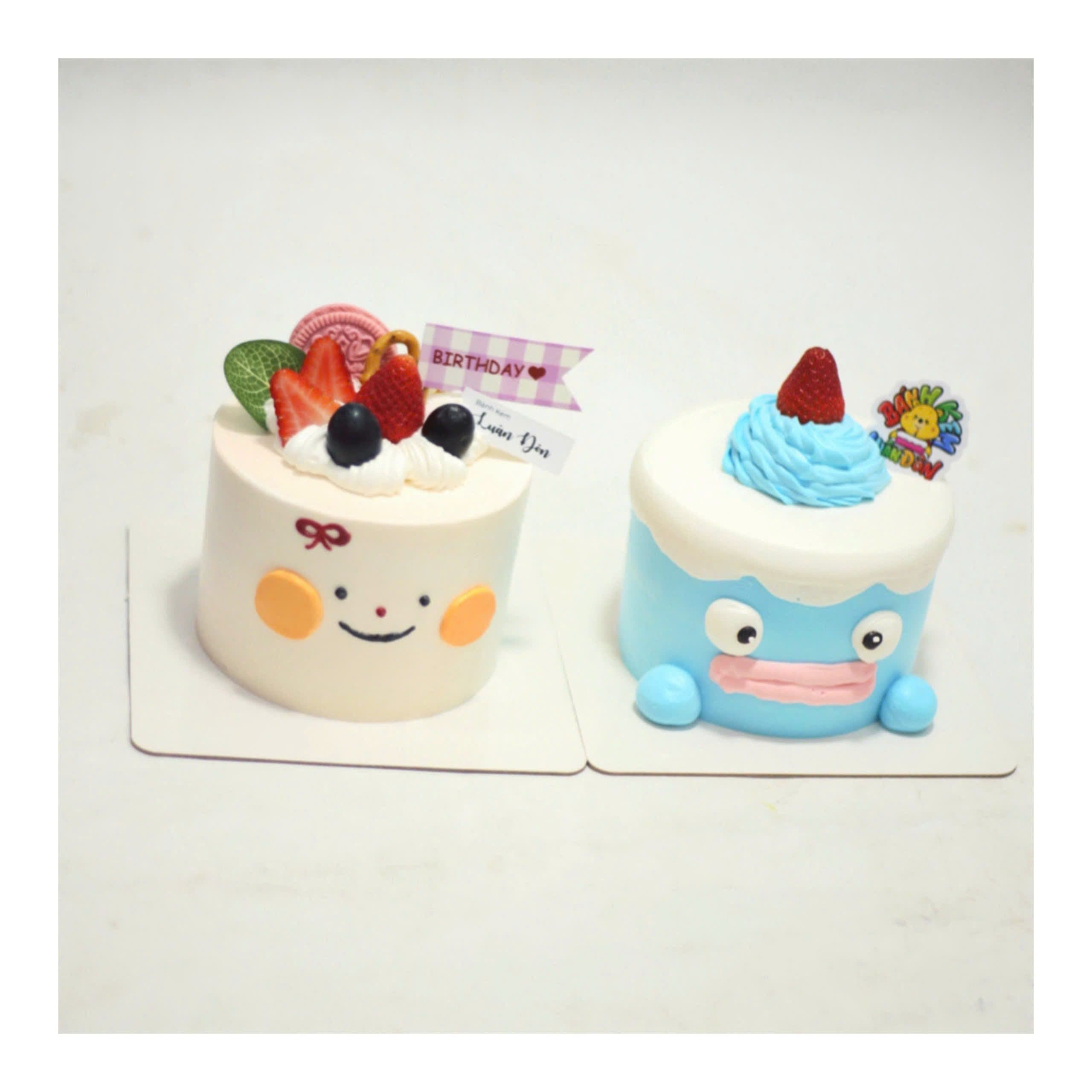 Cặp bánh kem mặt cười và sinh vật biển xanh