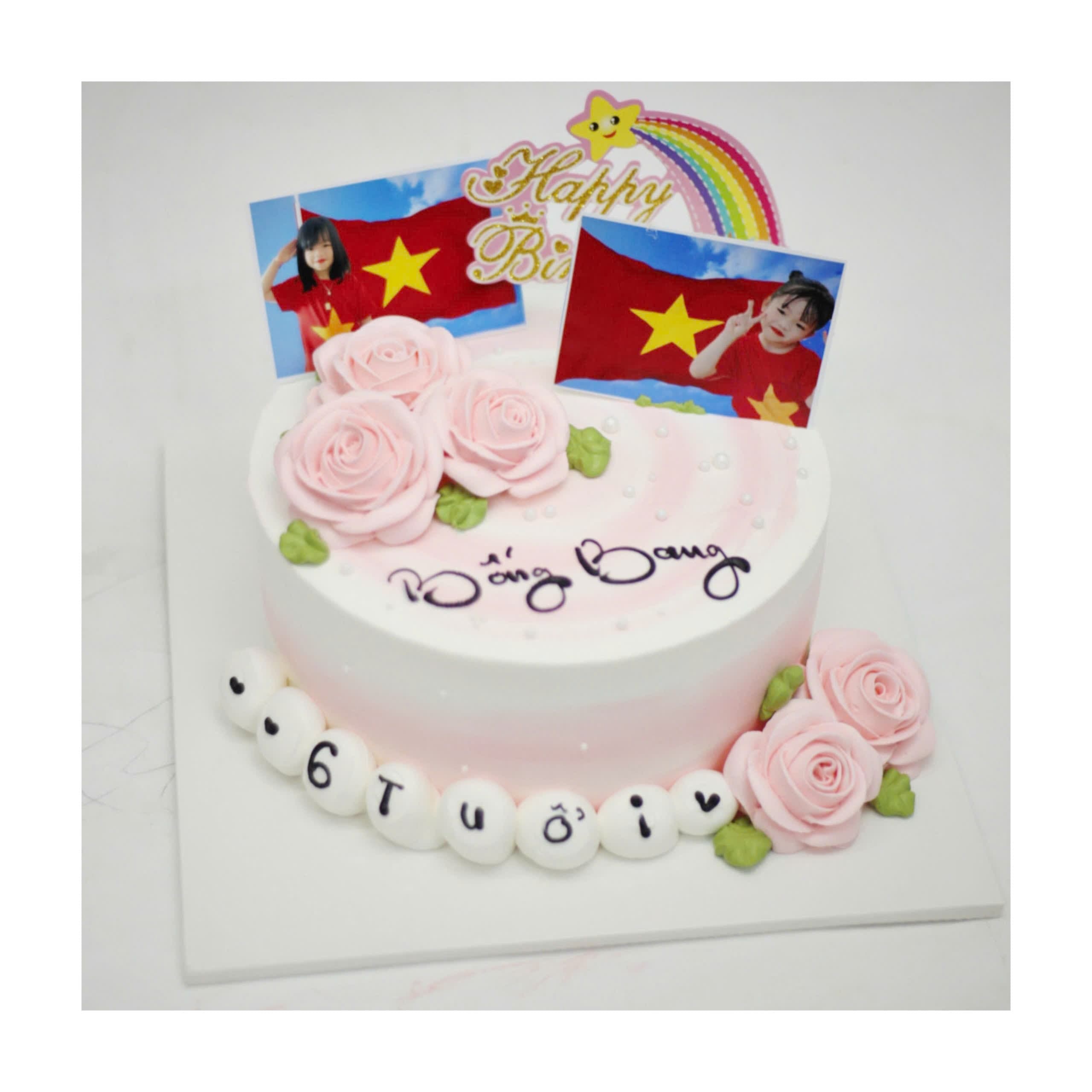 Bánh in hình cờ Việt Nam hoa hồng