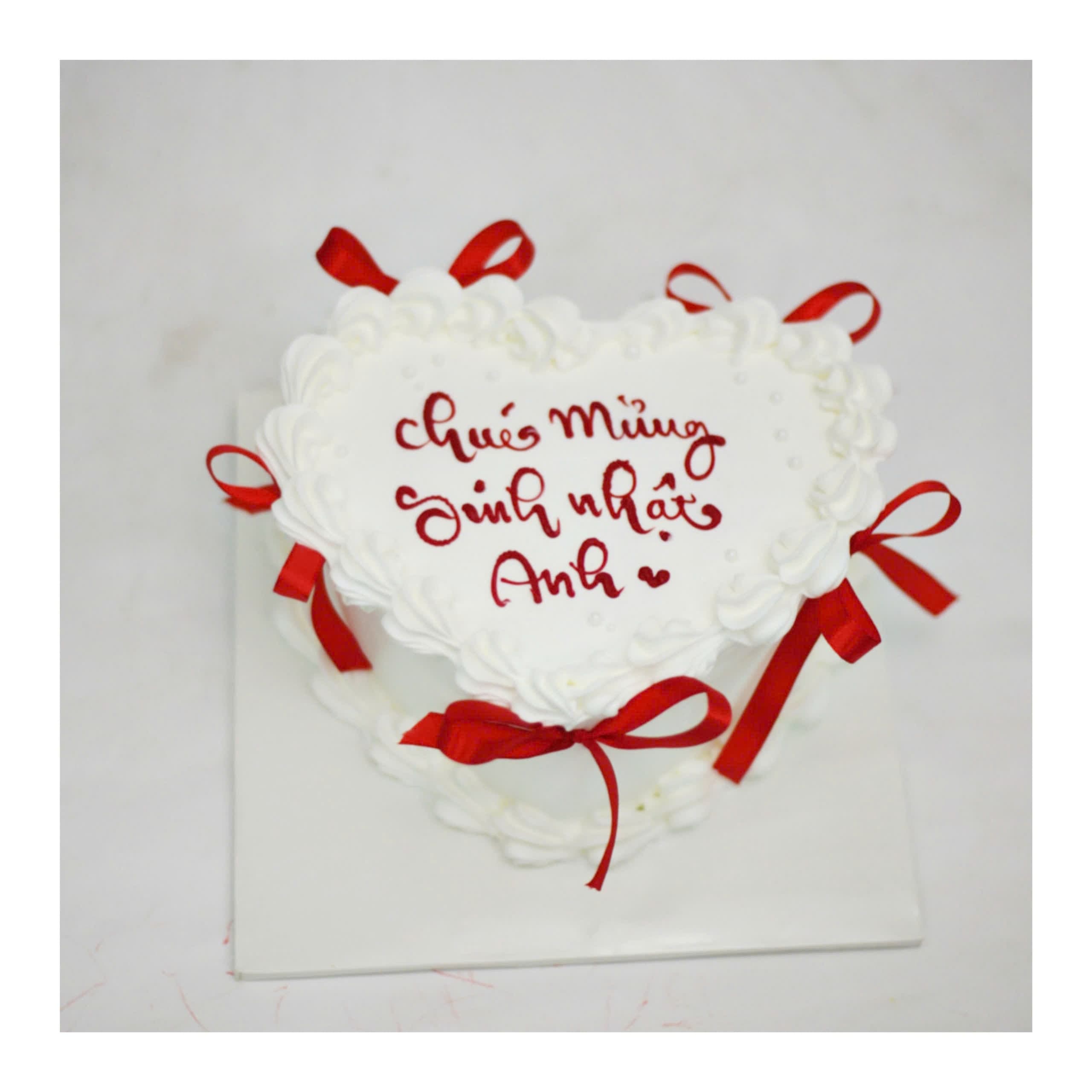 Bánh kem trái tim trắng nơ đỏ