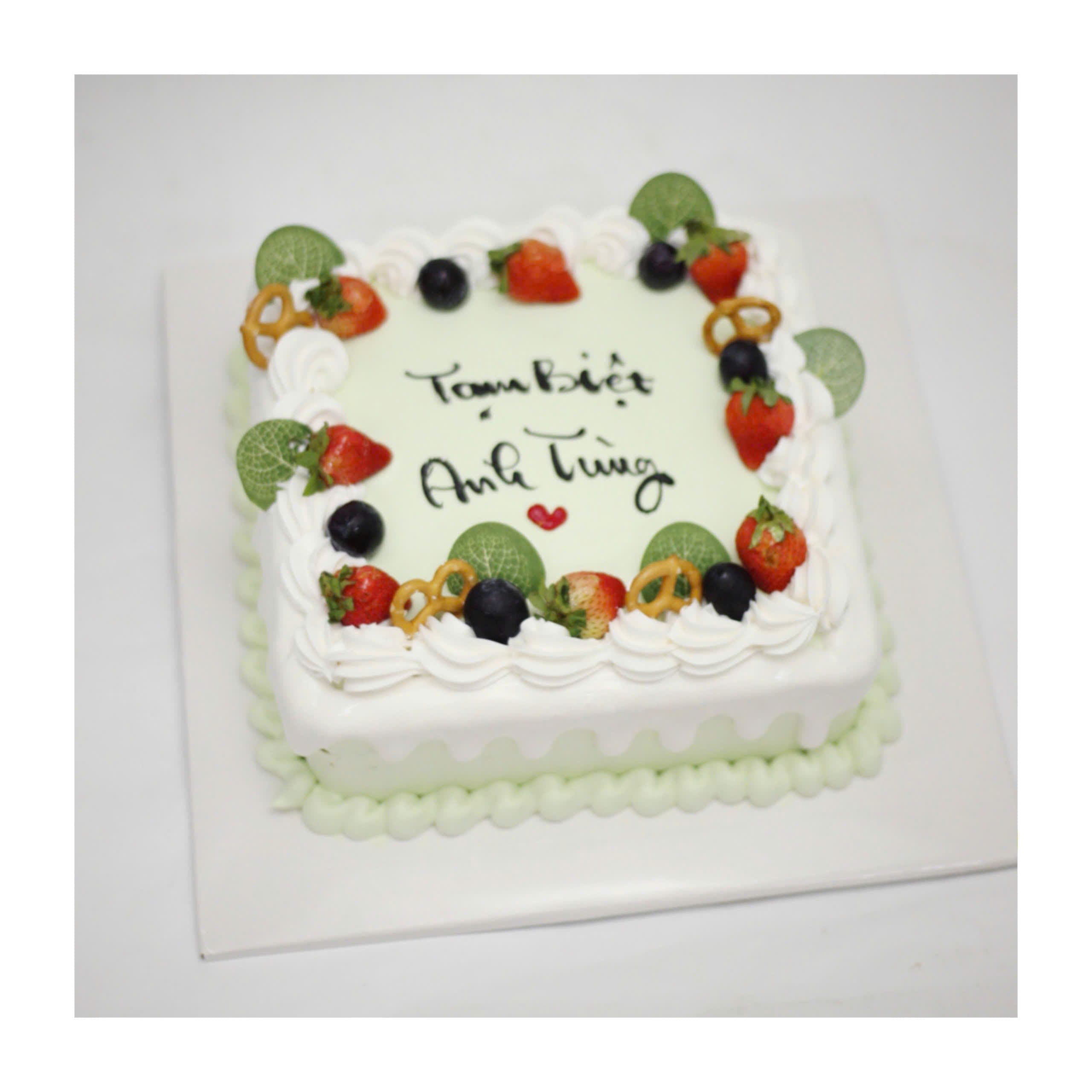 Bánh kem hoa quả vuông xanh trắng