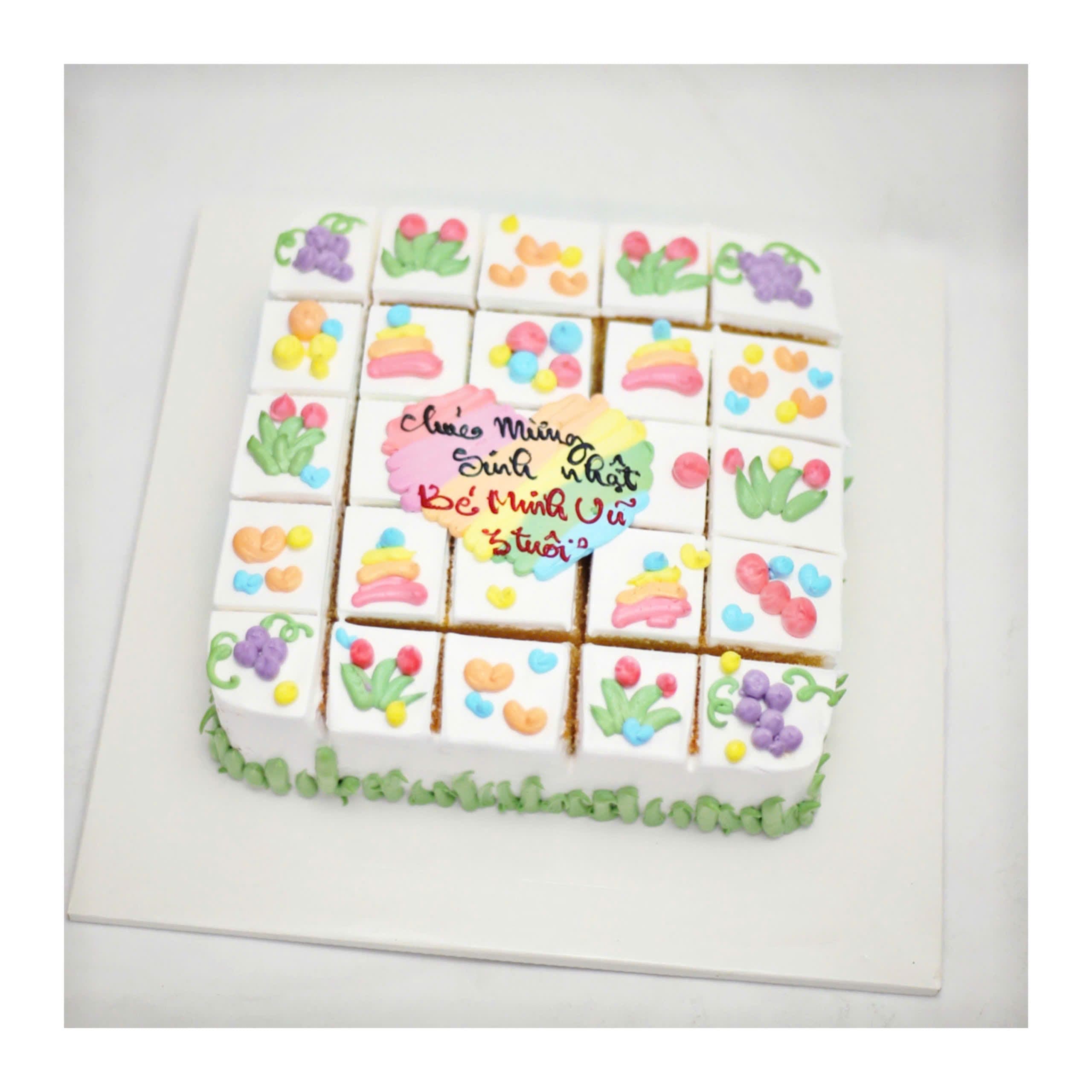 Bánh kem cắt miếng hoa quả nhiều màu