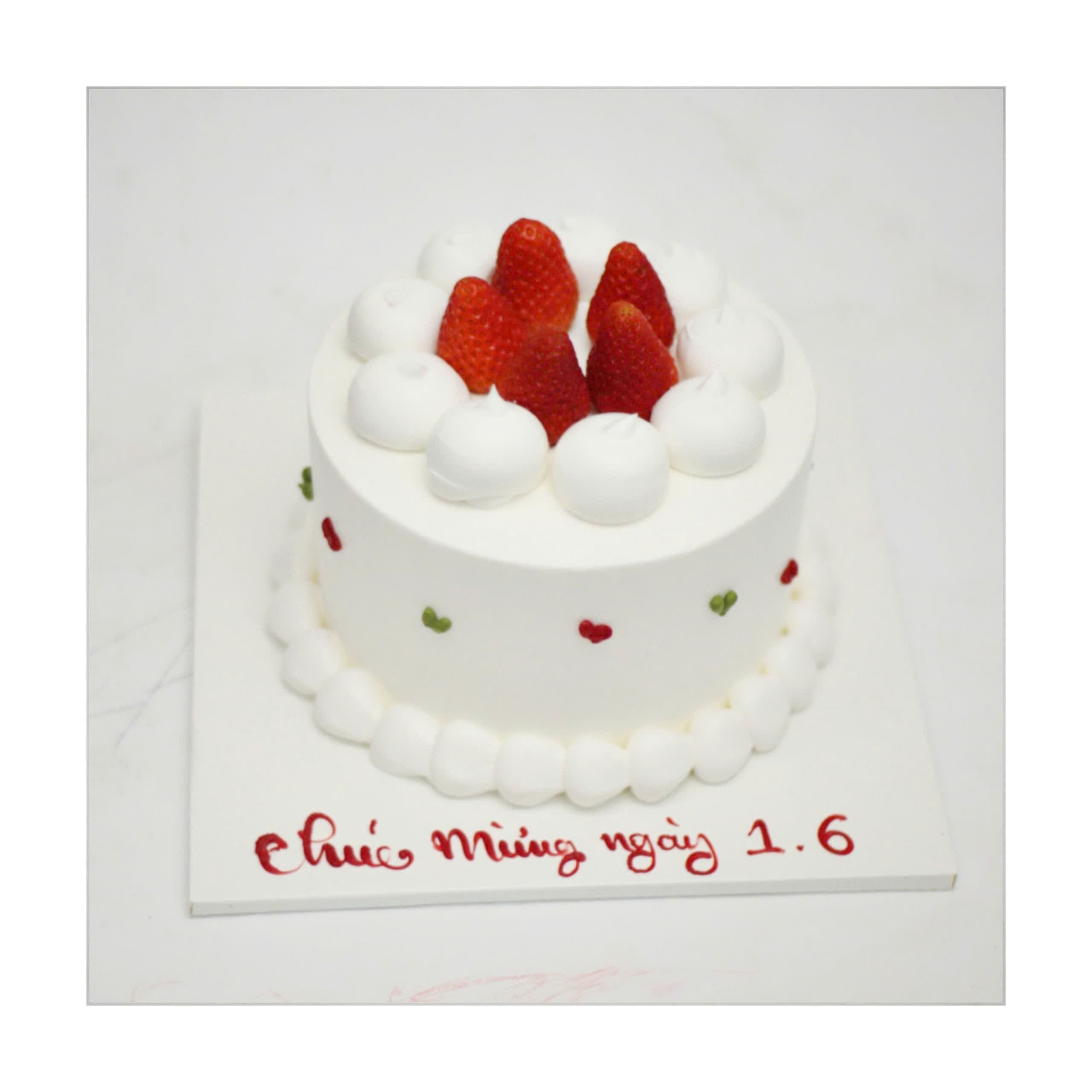 Bánh kem dâu tây trắng tối giản