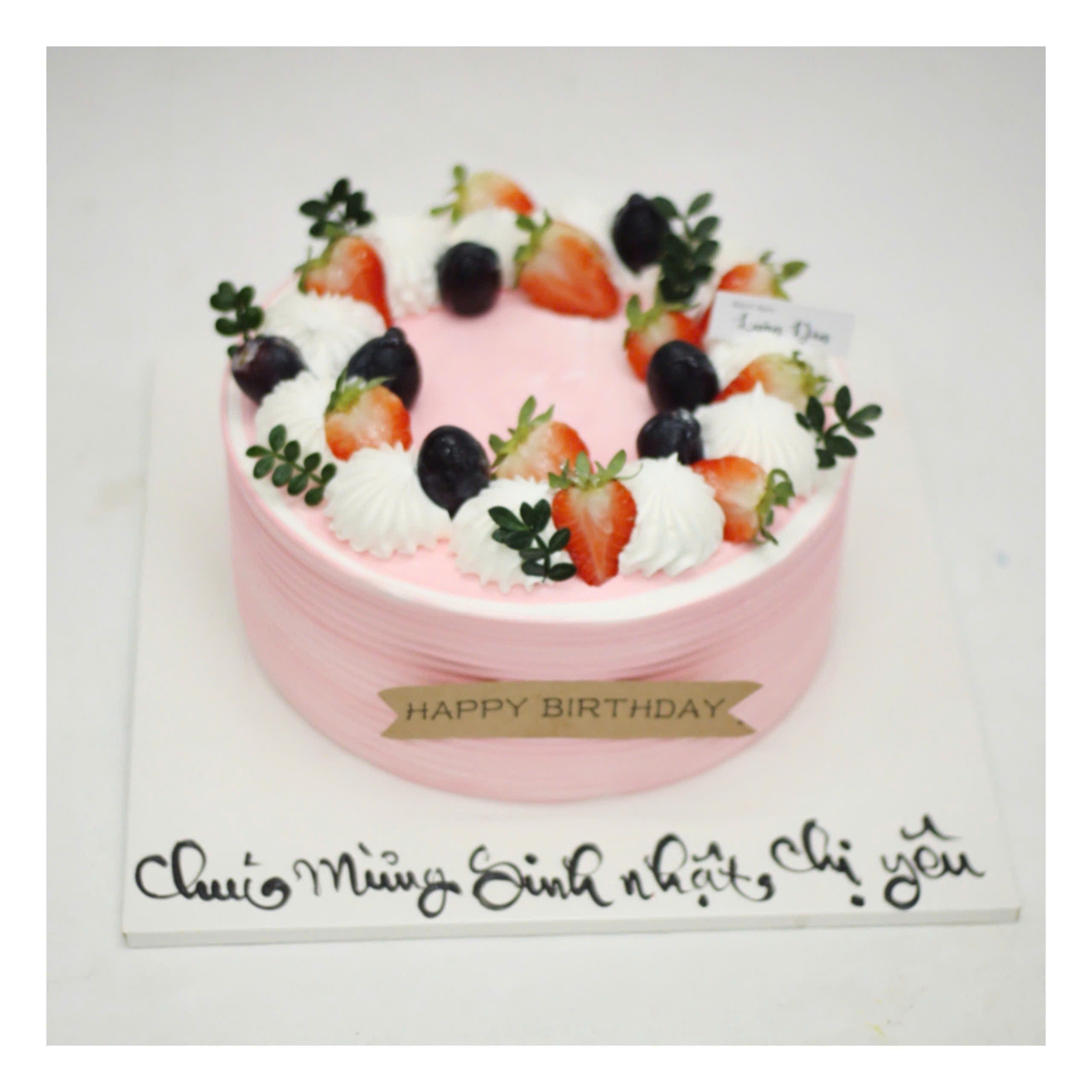 Bánh kem hồng trang trí trái cây tươi