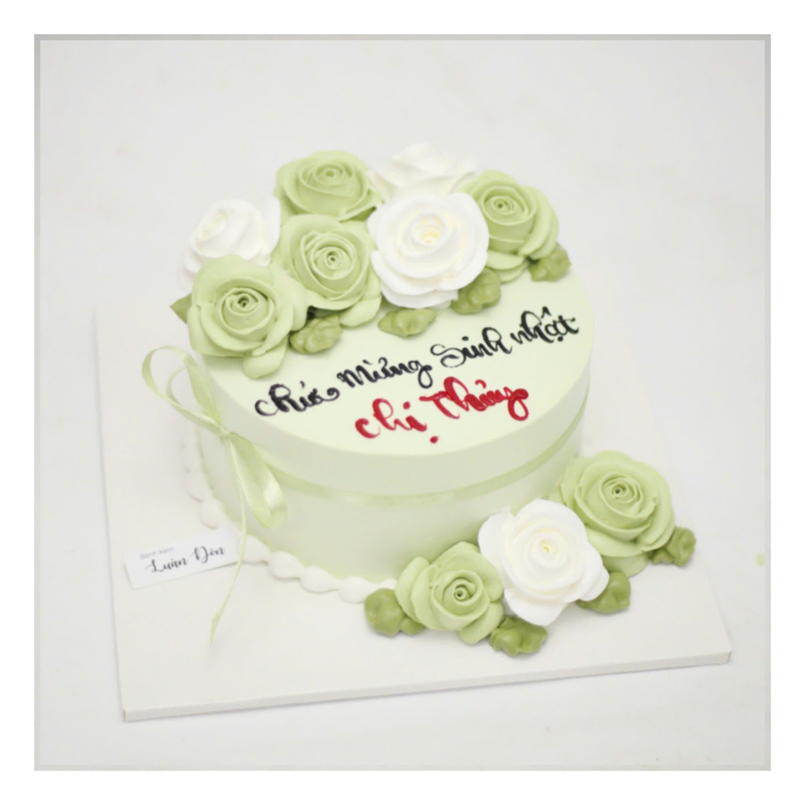 Bánh kem phủ hoa hồng kem tông xanh