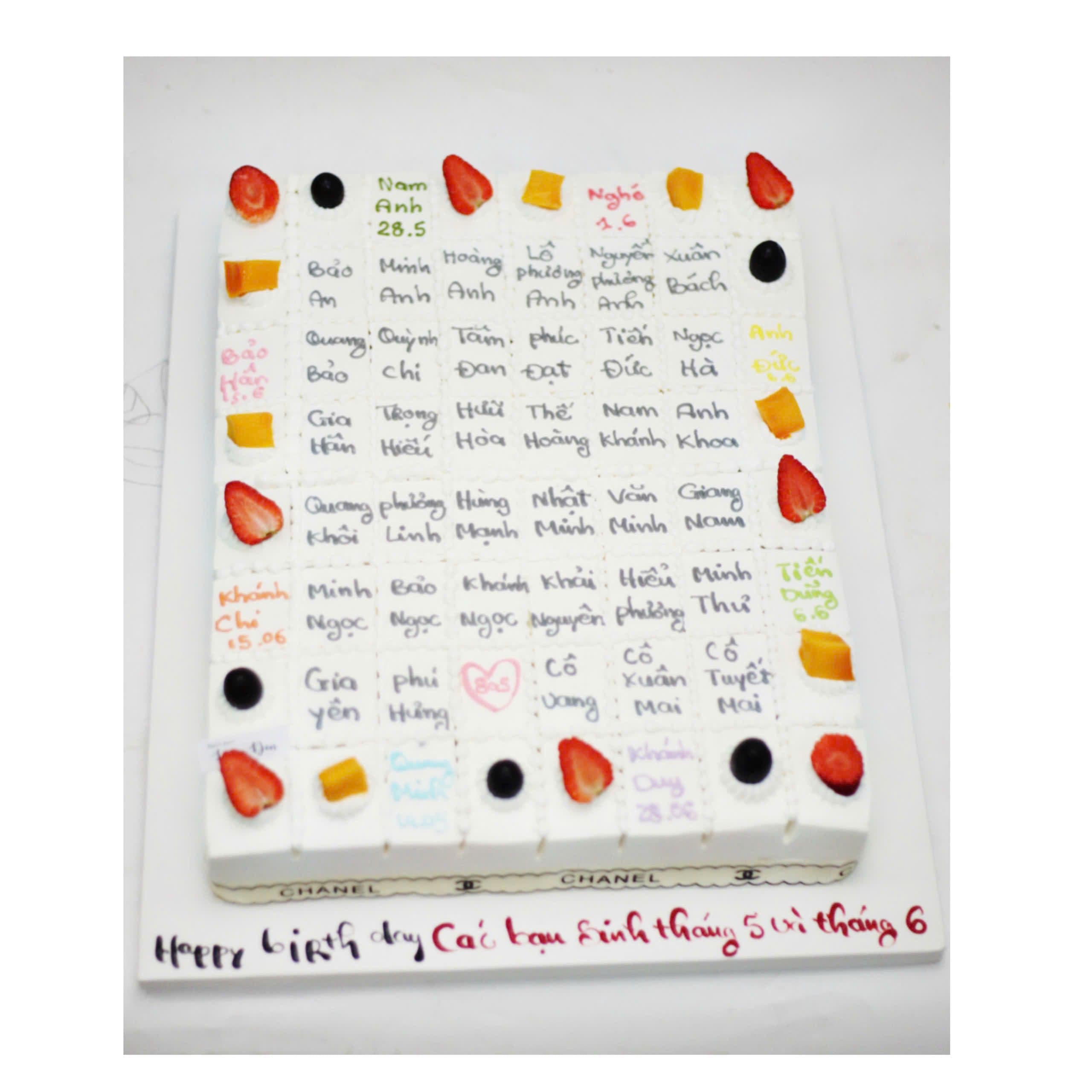 Bánh kem cắt miếng ghi tên sinh nhật tháng