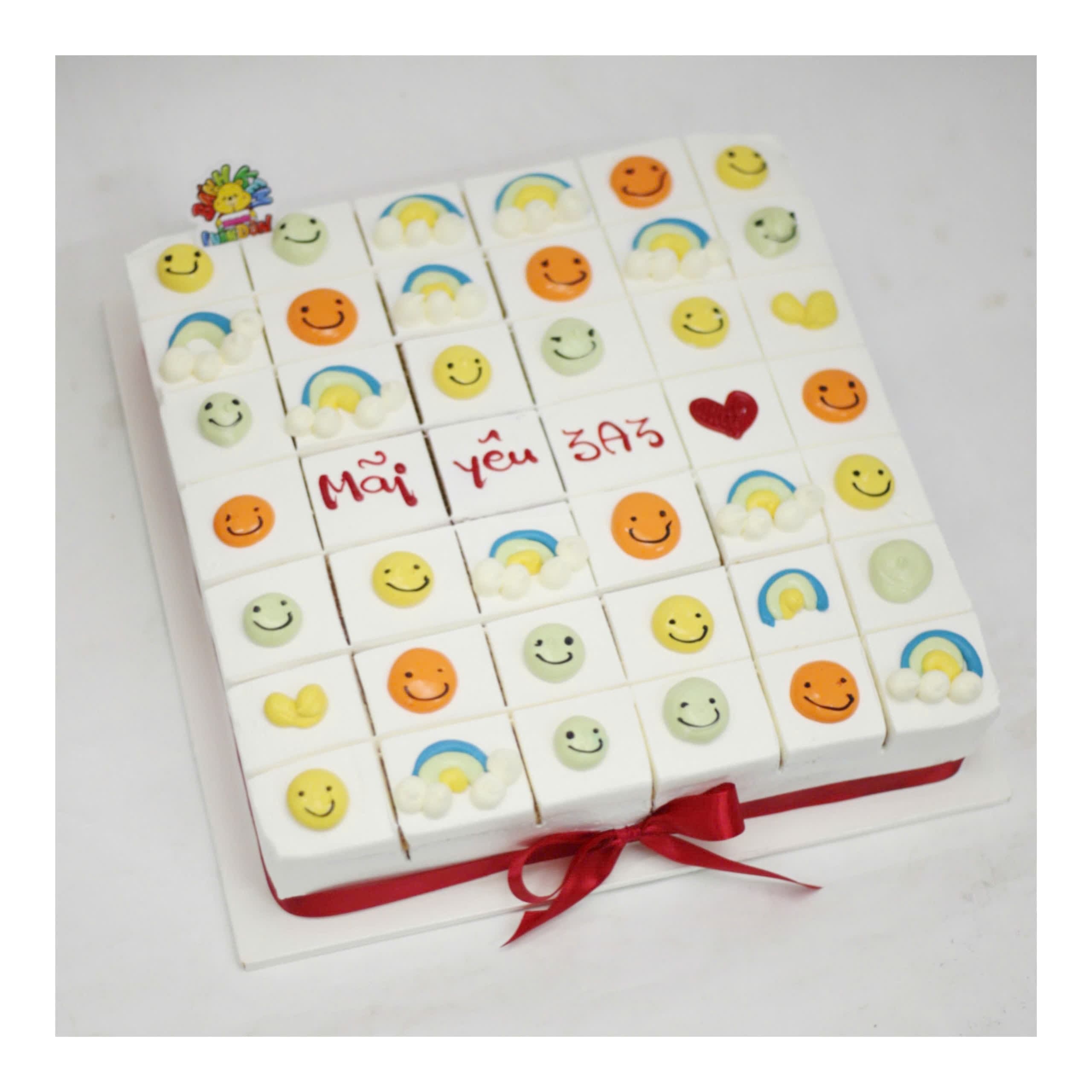 Bánh kem cắt miếng chủ đề mặt cười vui nhộn