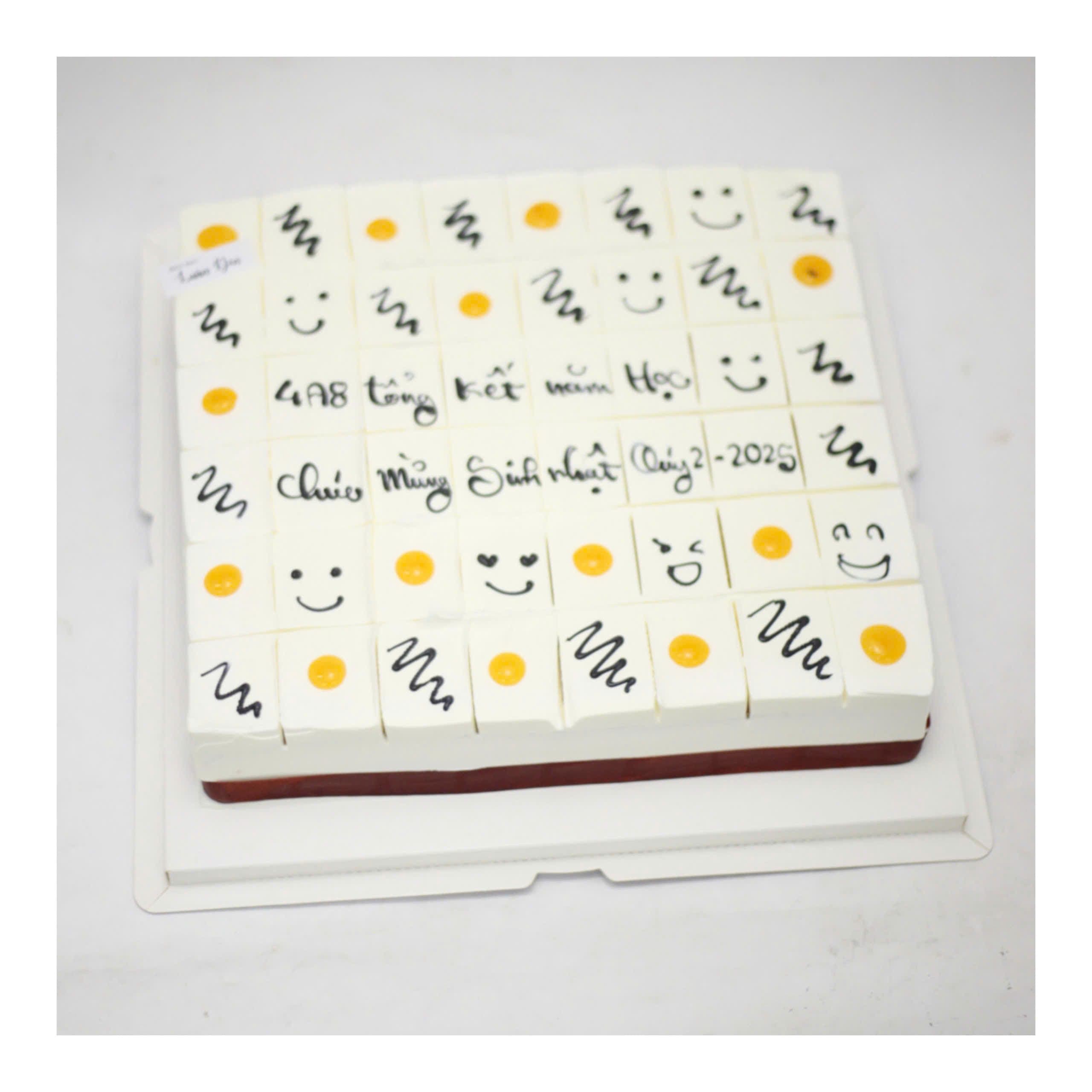 Bánh kem cắt miếng chúc mừng tổng kết năm học