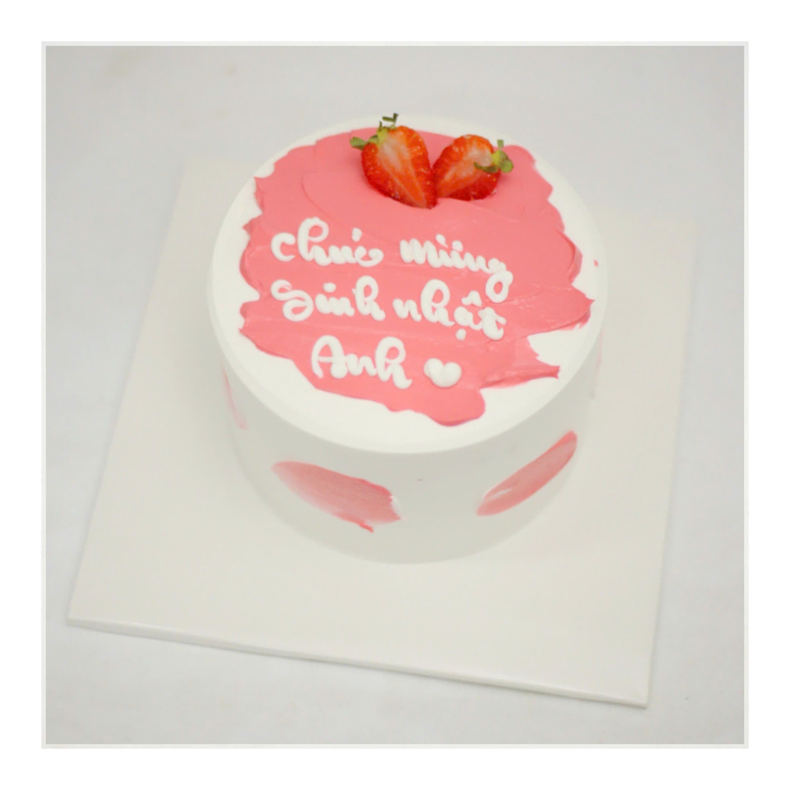 Bánh kem hồng trang trí dâu tây tươi