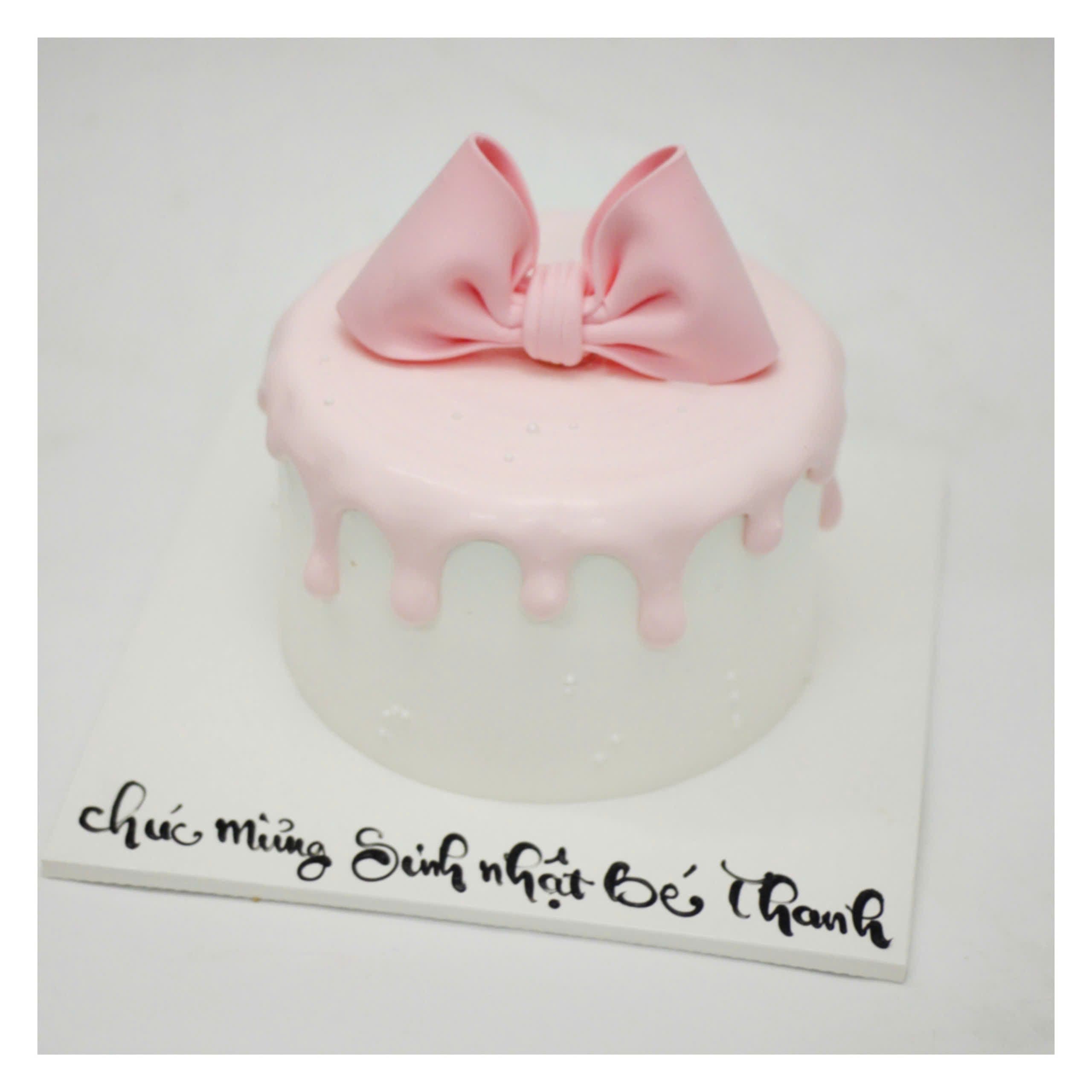 Bánh kem hồng pastel thắt nơ tiểu thư