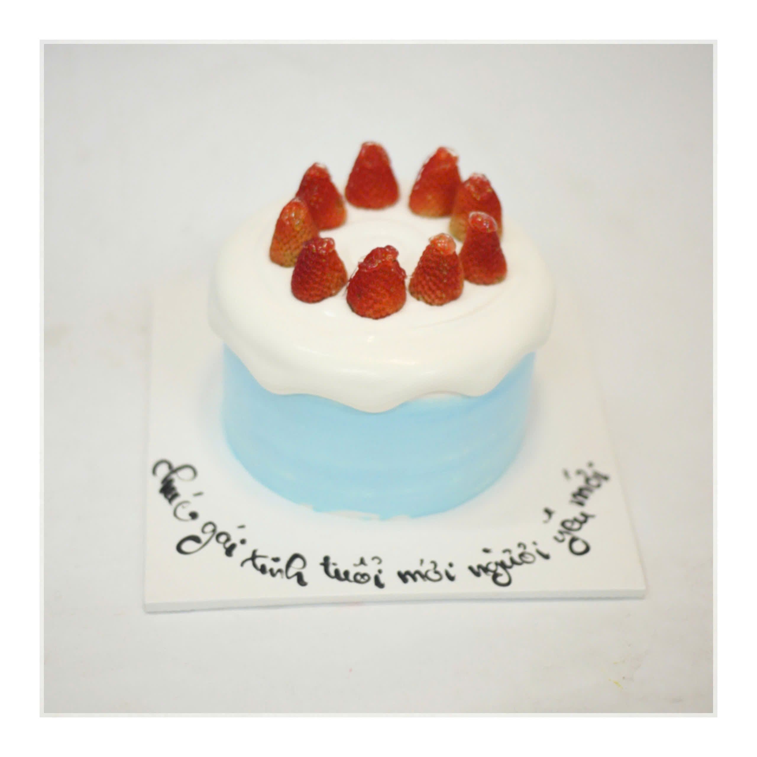 Bánh kem xanh dương đơn giản trang trí dâu