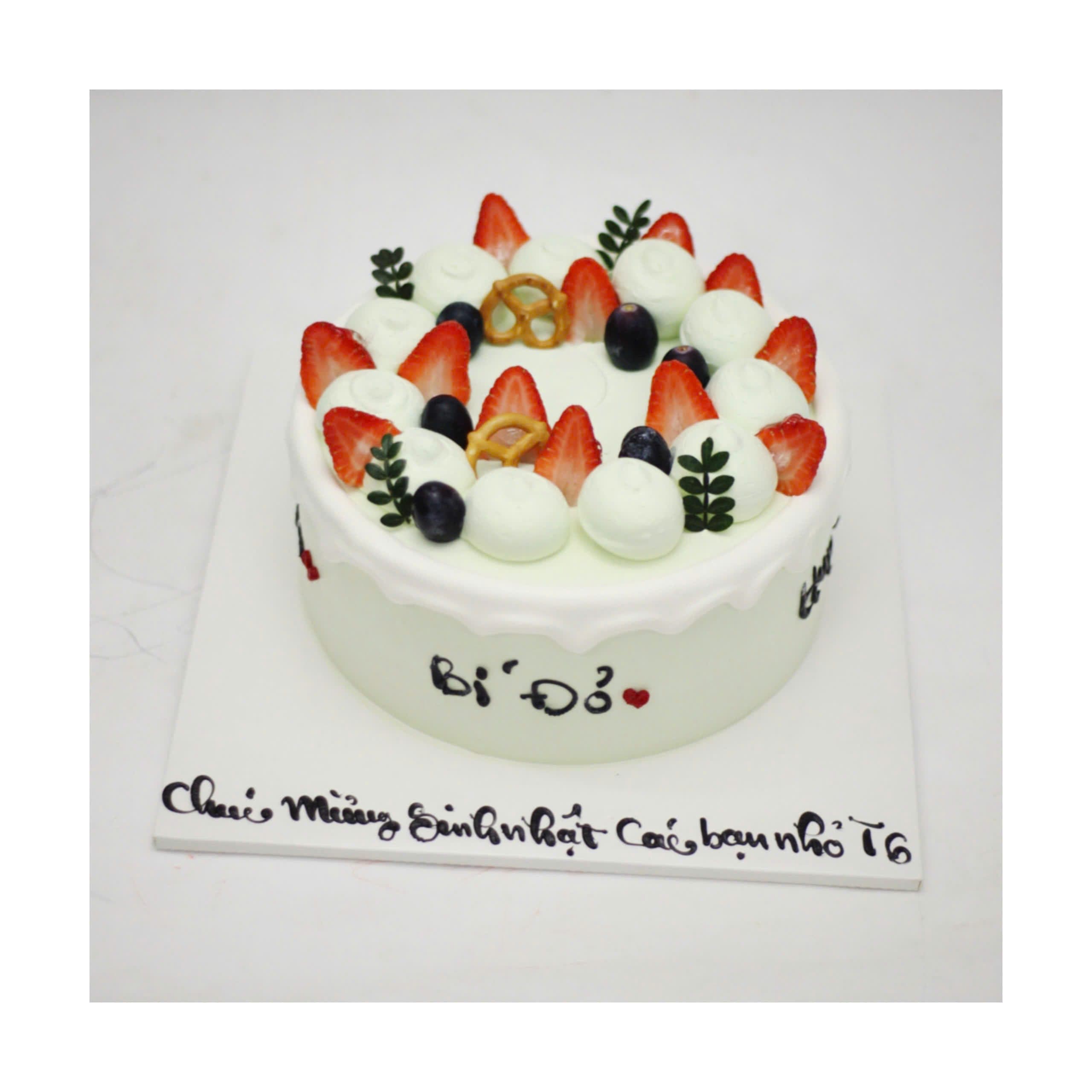 Bánh kem xanh nhạt dâu tây và quả mọng