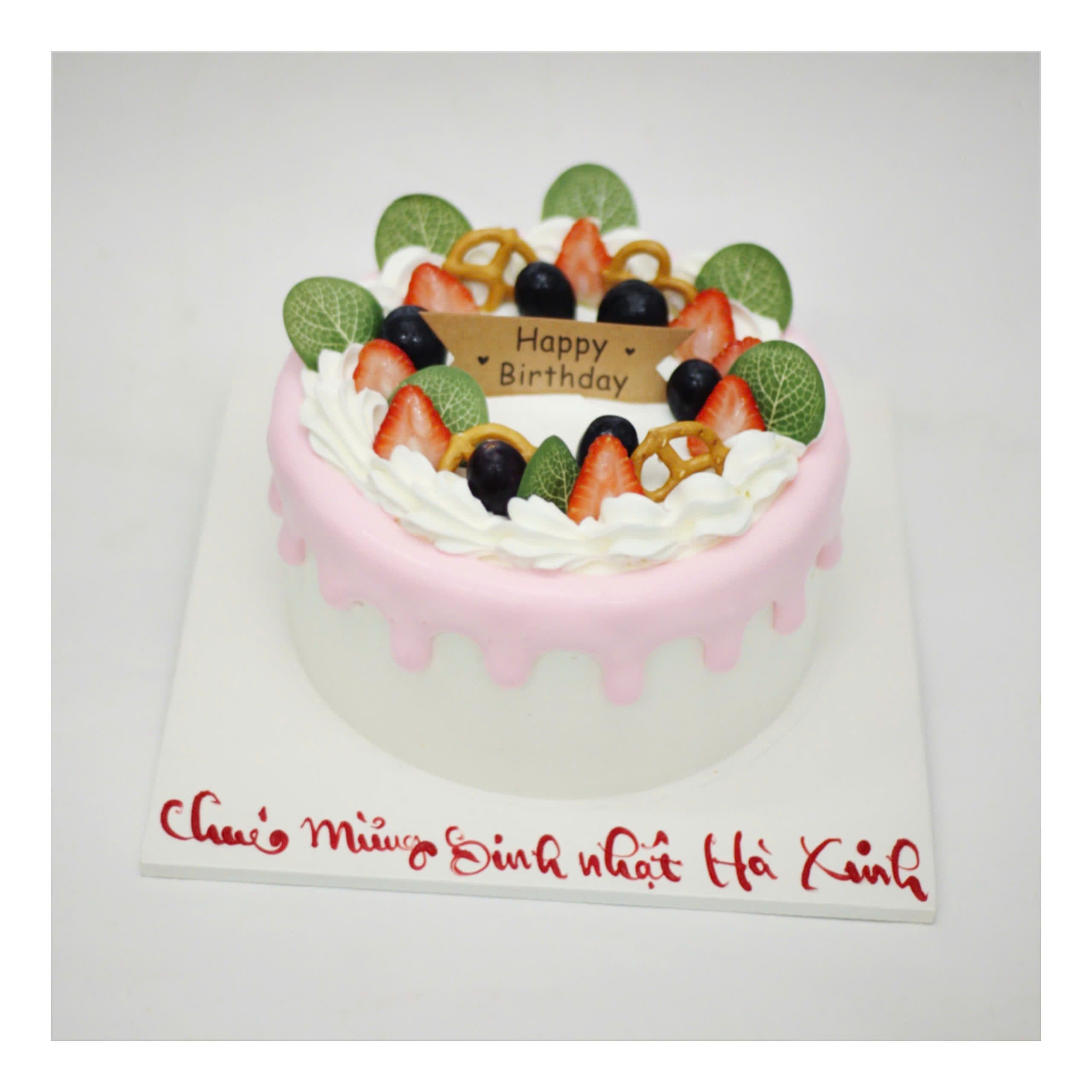 Bánh kem hồng phủ dâu và lá xanh