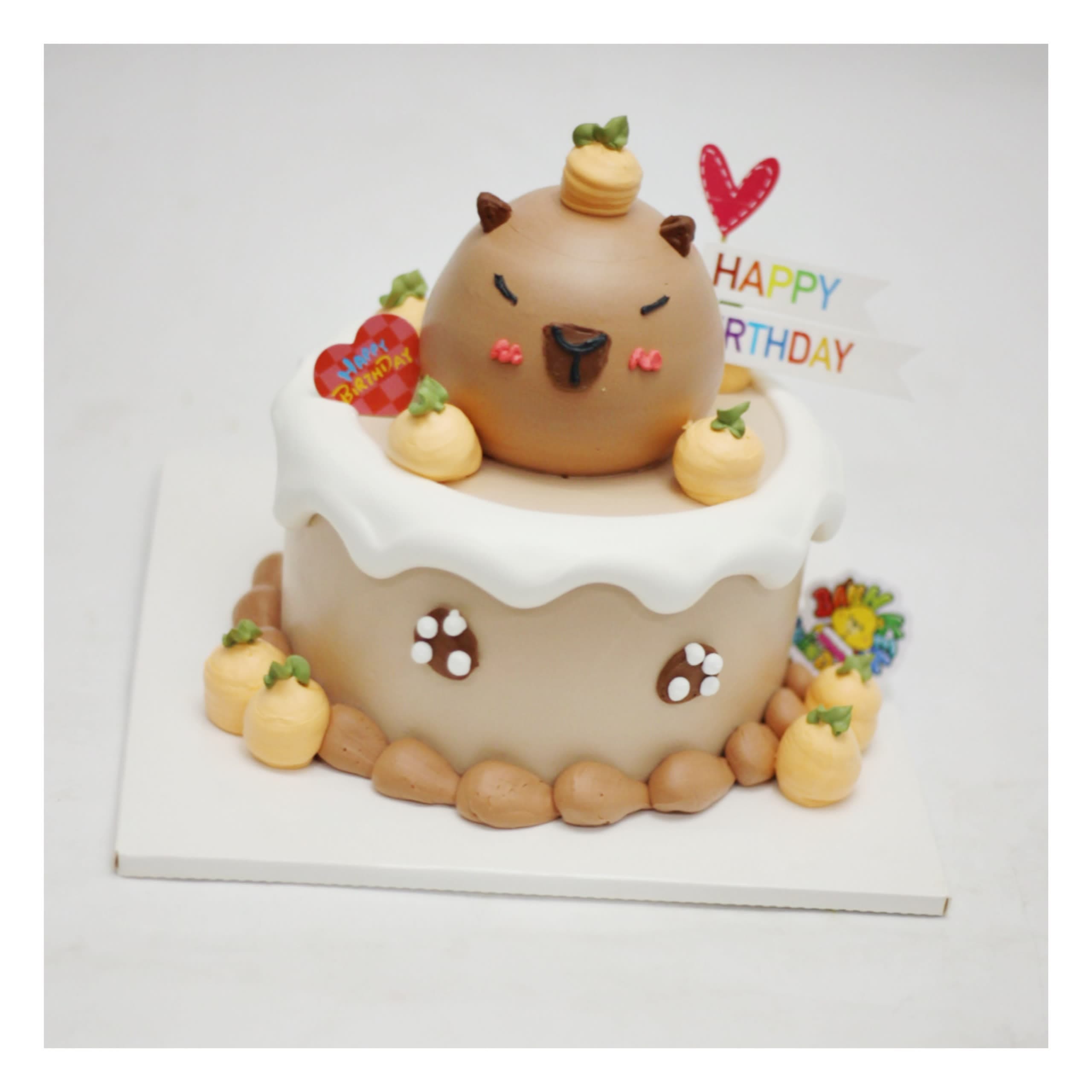 Bánh kem tròn trang trí Capybara đội mũ dễ thương