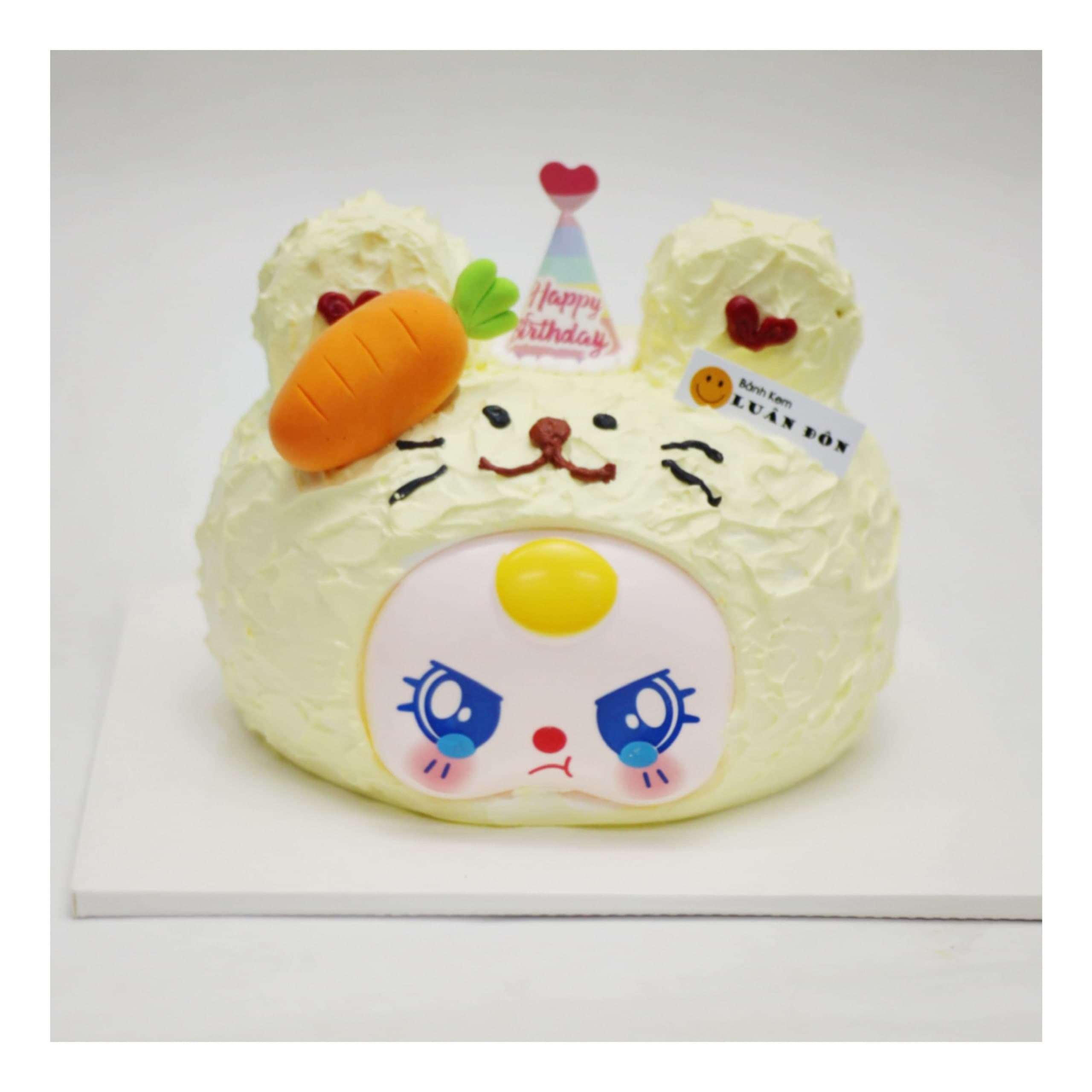 Bánh kem vàng nhạt hình chú thỏ cầm cà rốt