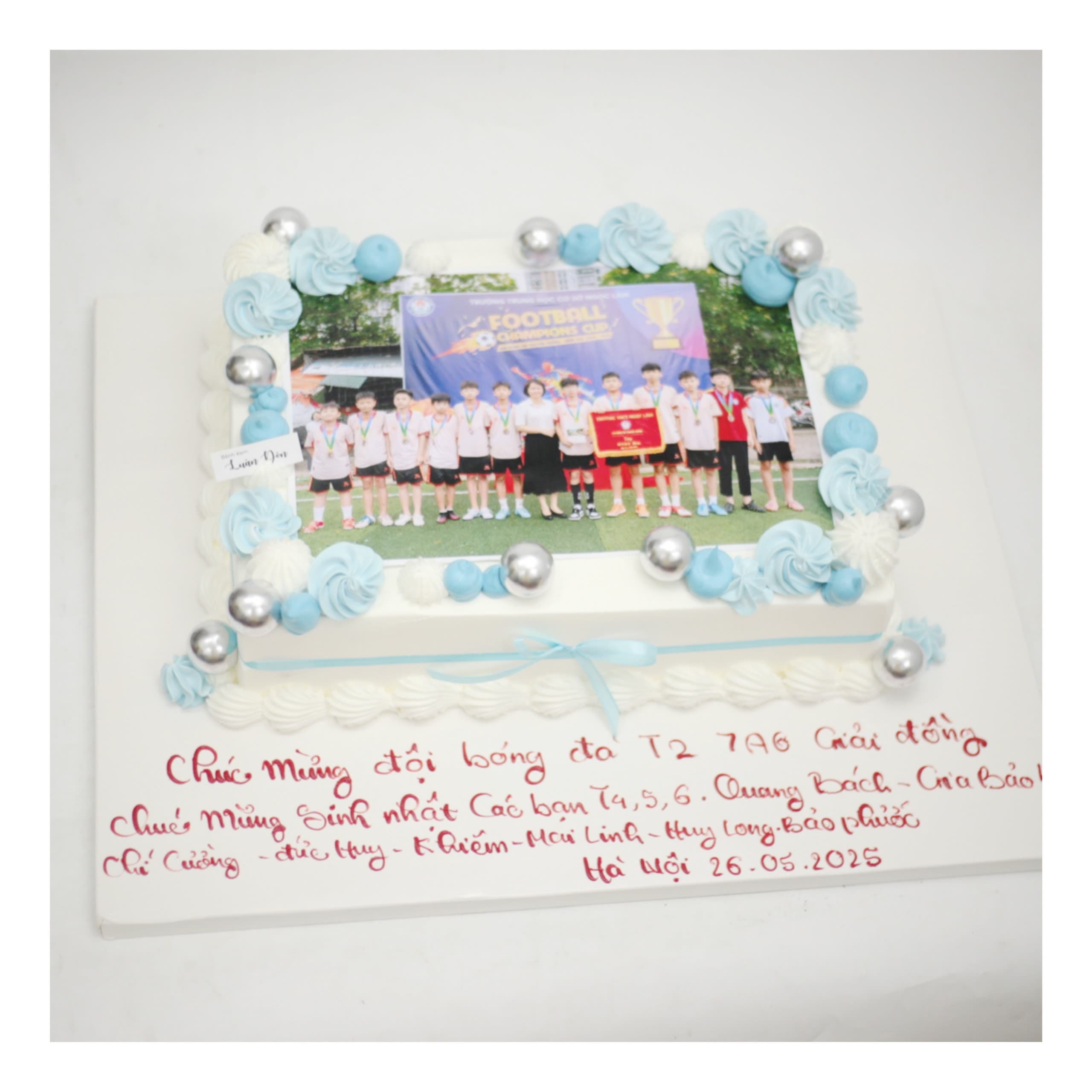 Bánh kem in ảnh đội bóng kỷ niệm ý nghĩa