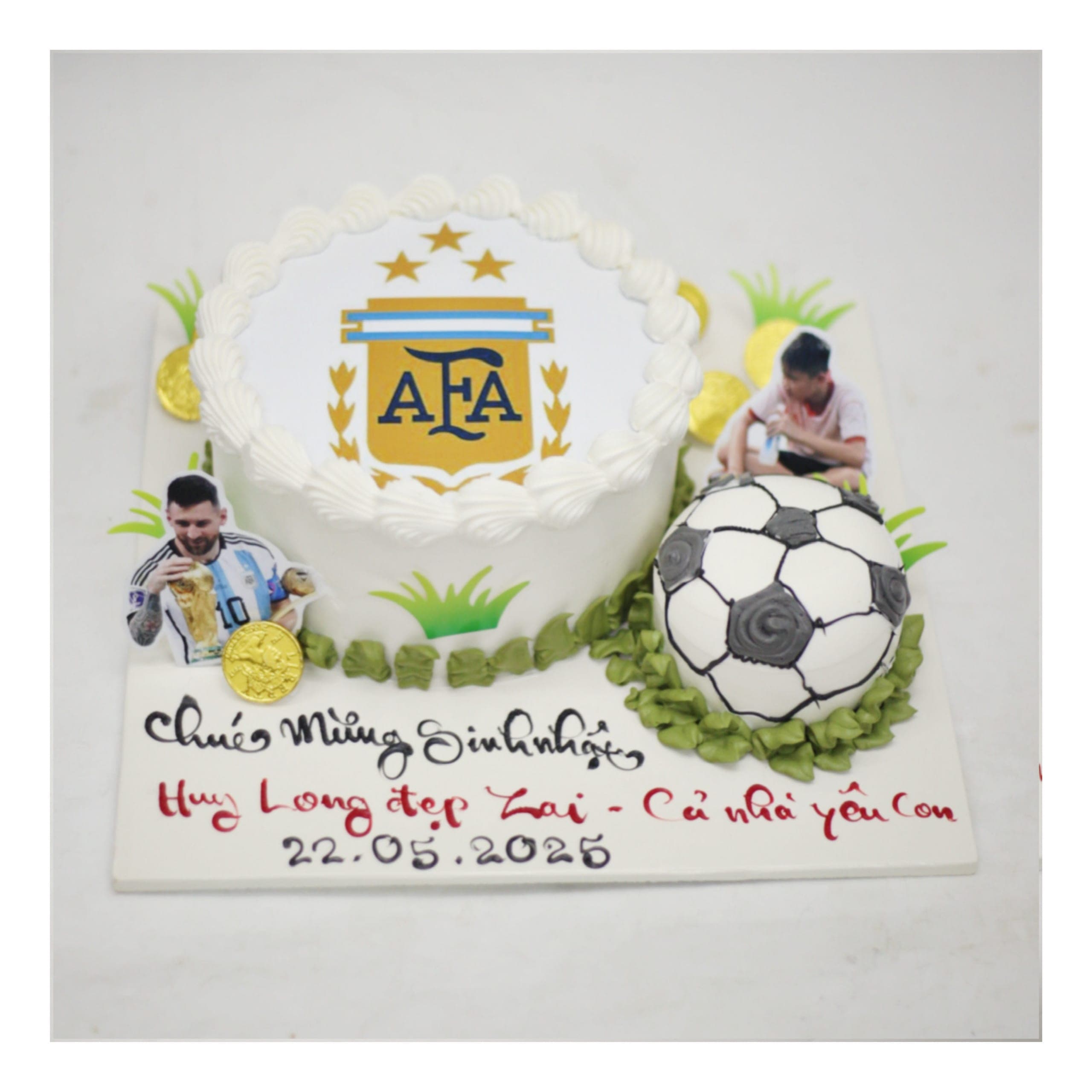 Bánh kem bóng đá và hình thần tượng Messi
