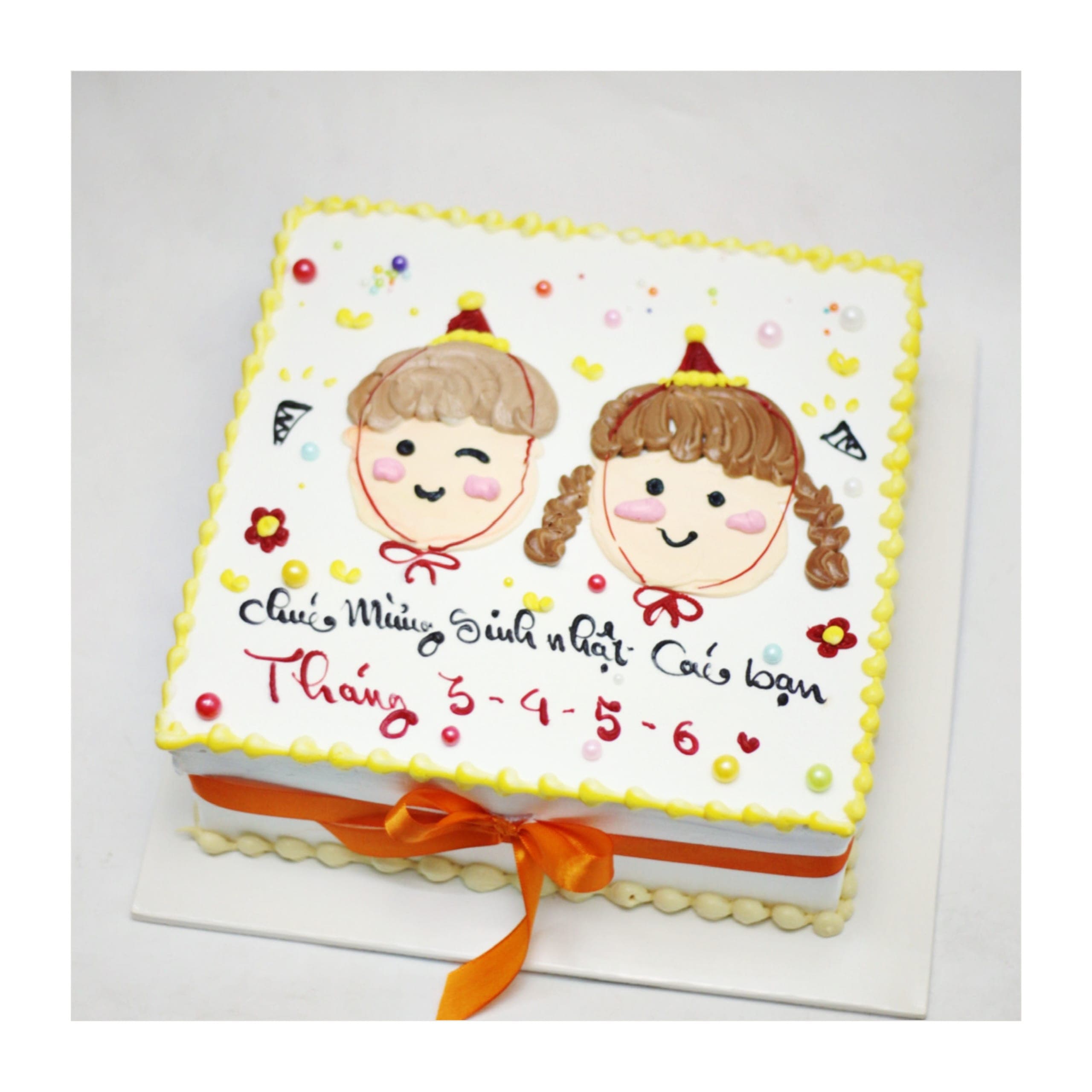 Bánh kem vuông vẽ hình bé trai bé gái