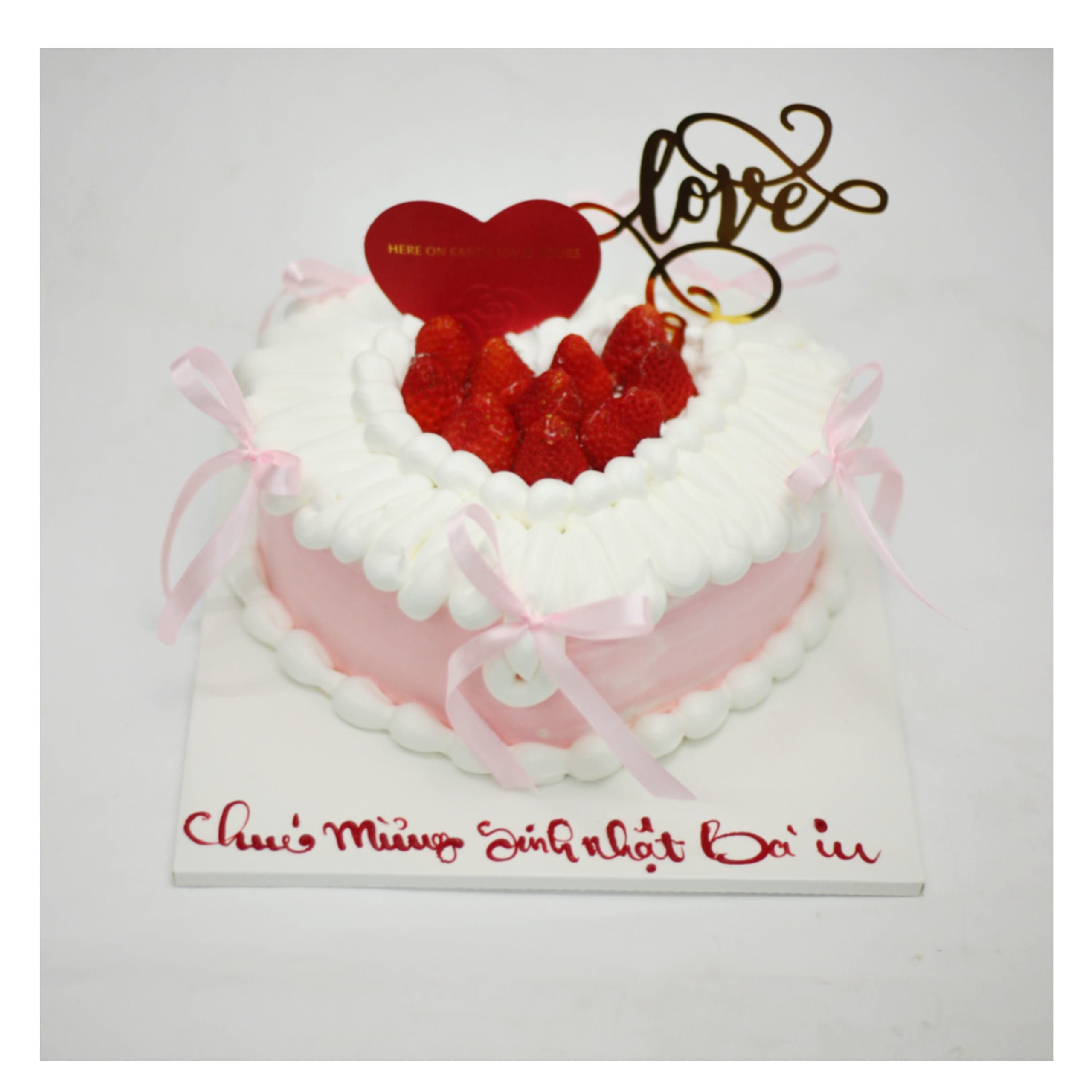 Bánh kem trái tim hồng đính dâu tươi