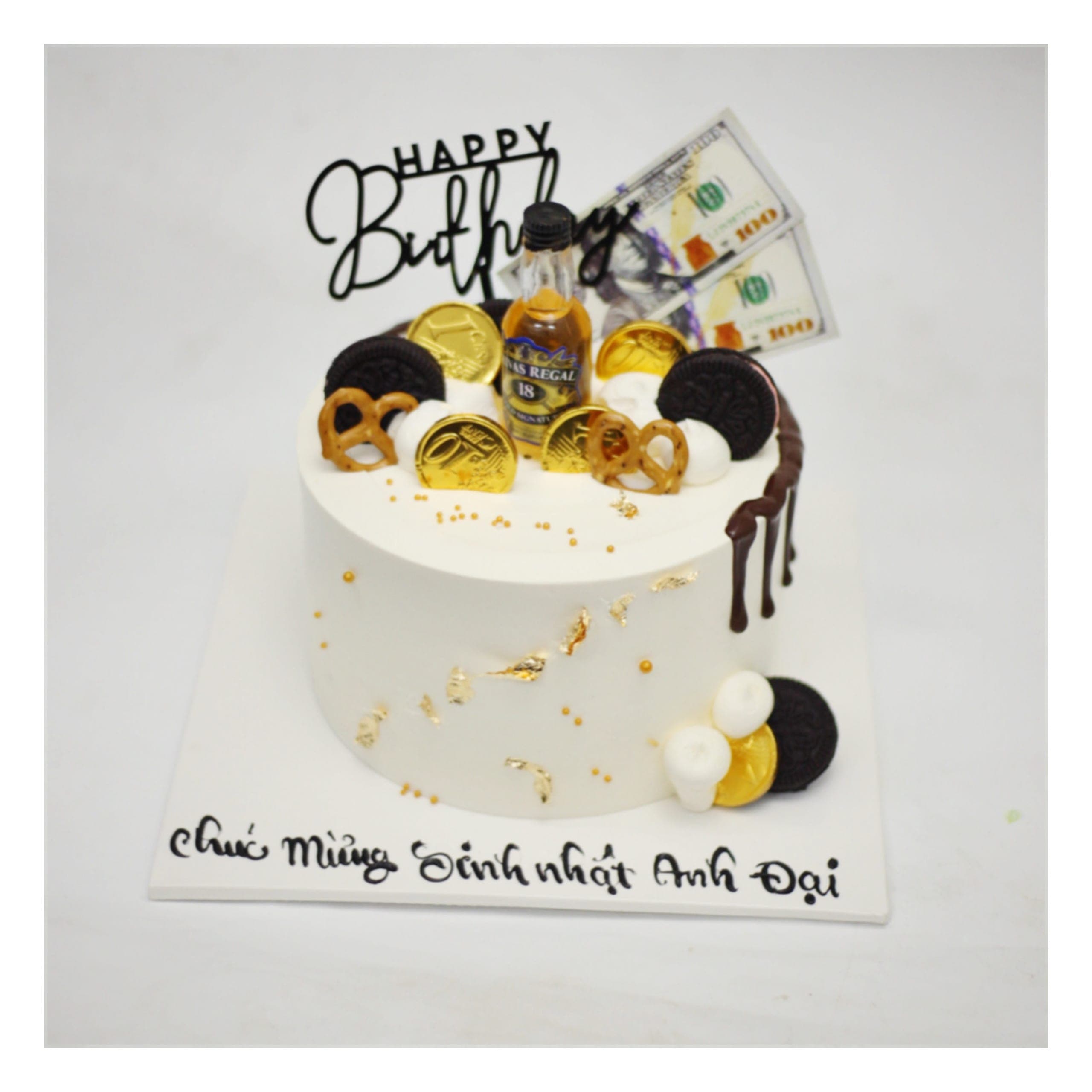 Bánh kem sang trọng đính tiền và rượu