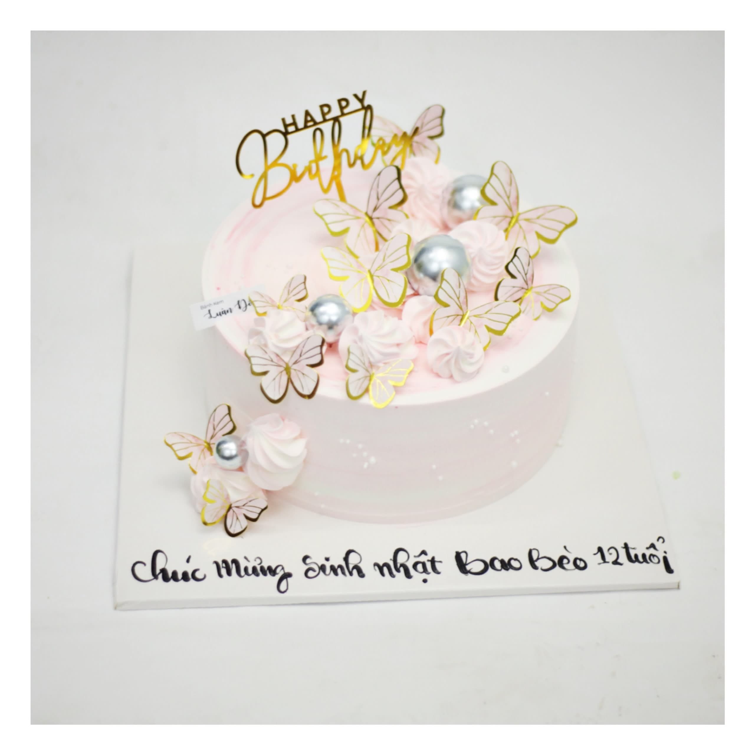 Bánh kem hồng trang trí bướm xinh xắn