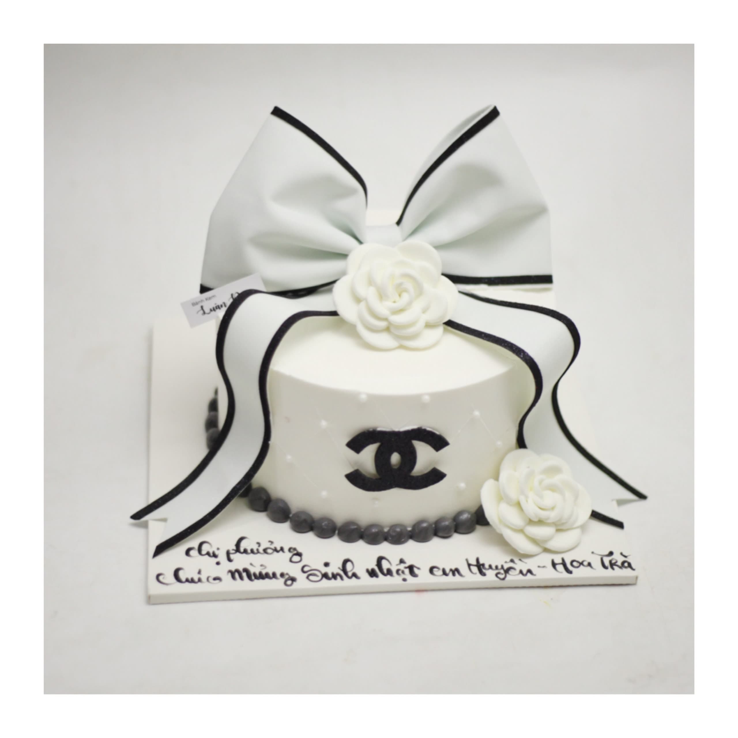 Bánh kem phong cách Chanel sang trọng nơ trắng