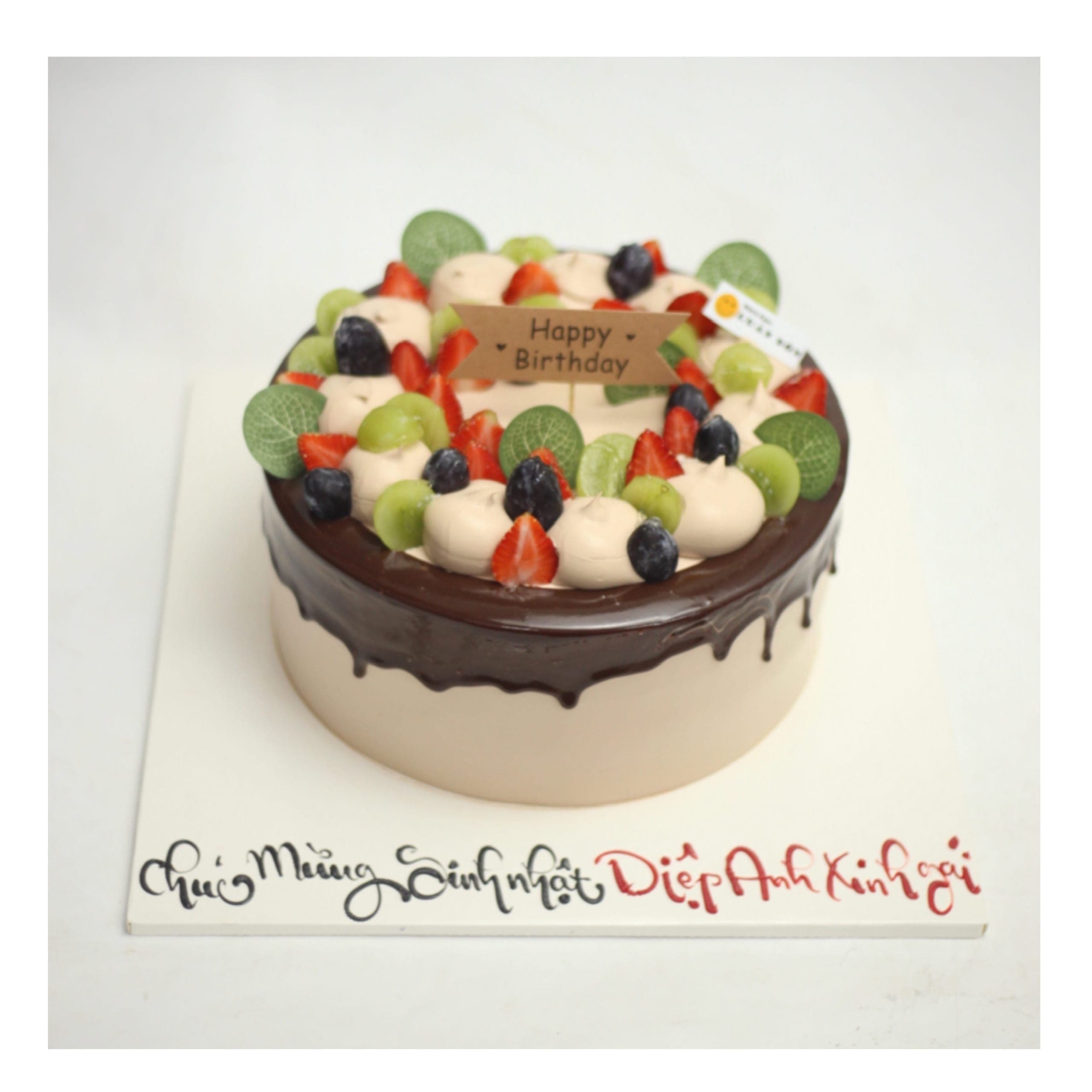 Bánh kem socola phủ trái cây tươi nhiệt đới