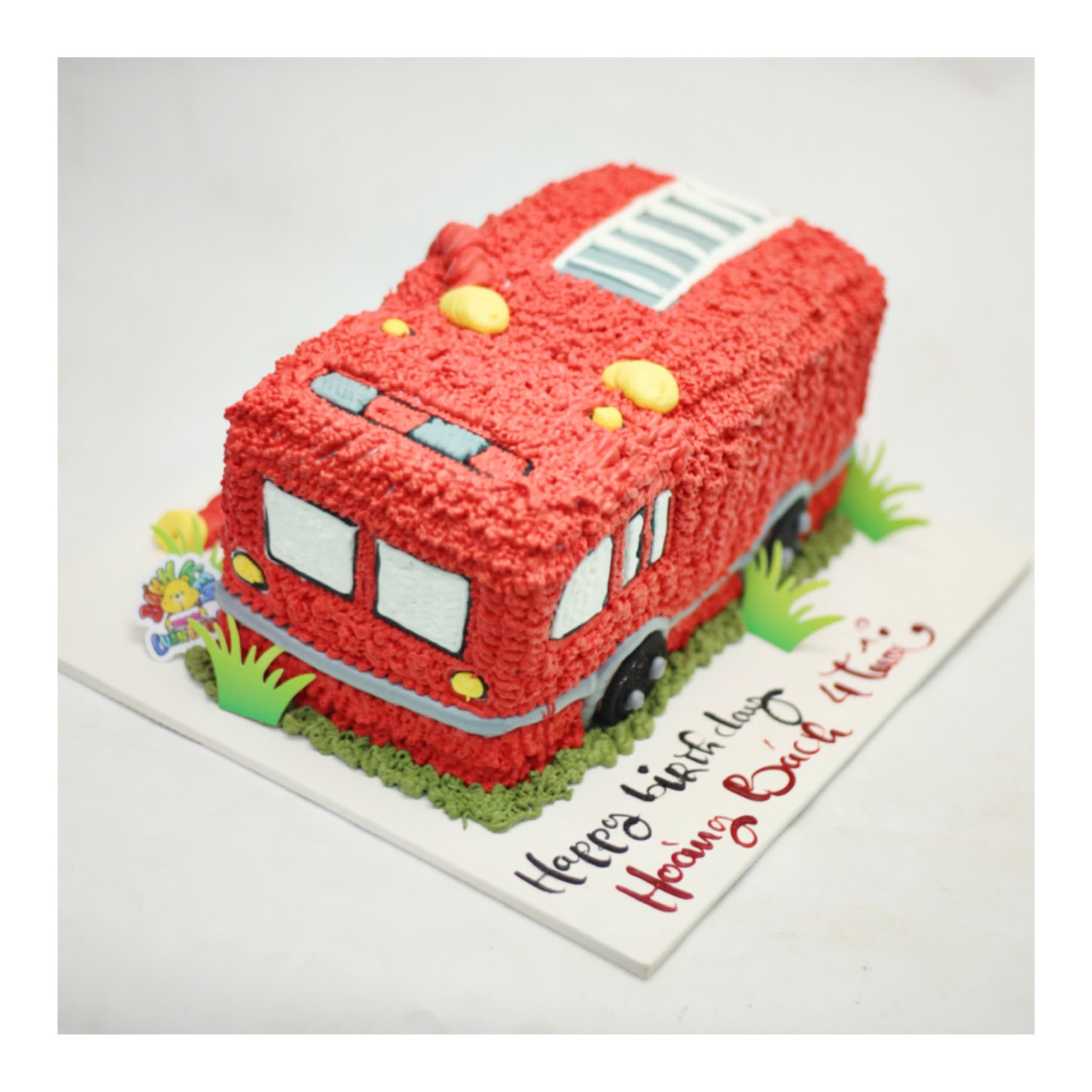 Bánh kem tạo hình xe cứu hỏa đỏ rực