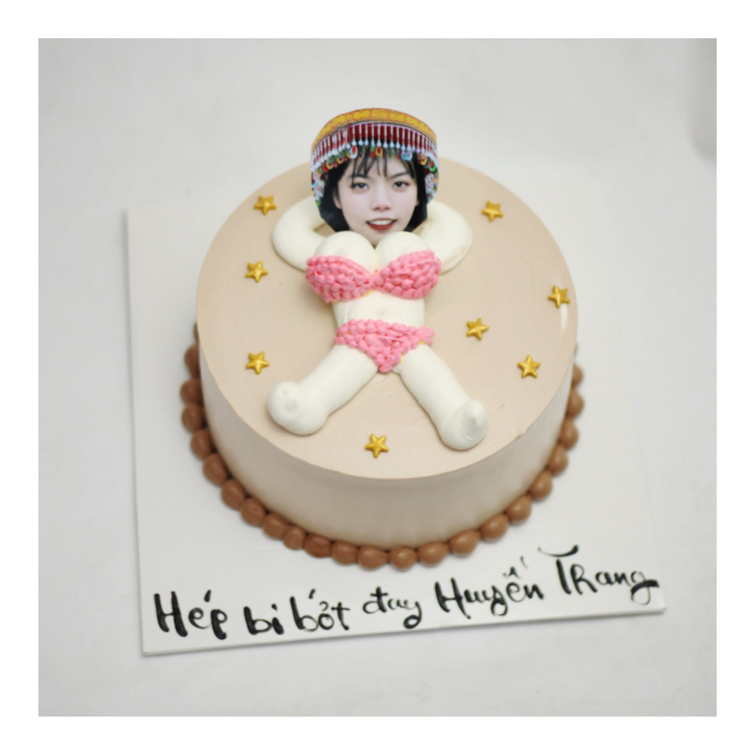 Bánh kem vẽ hình nhân vật gợi cảm