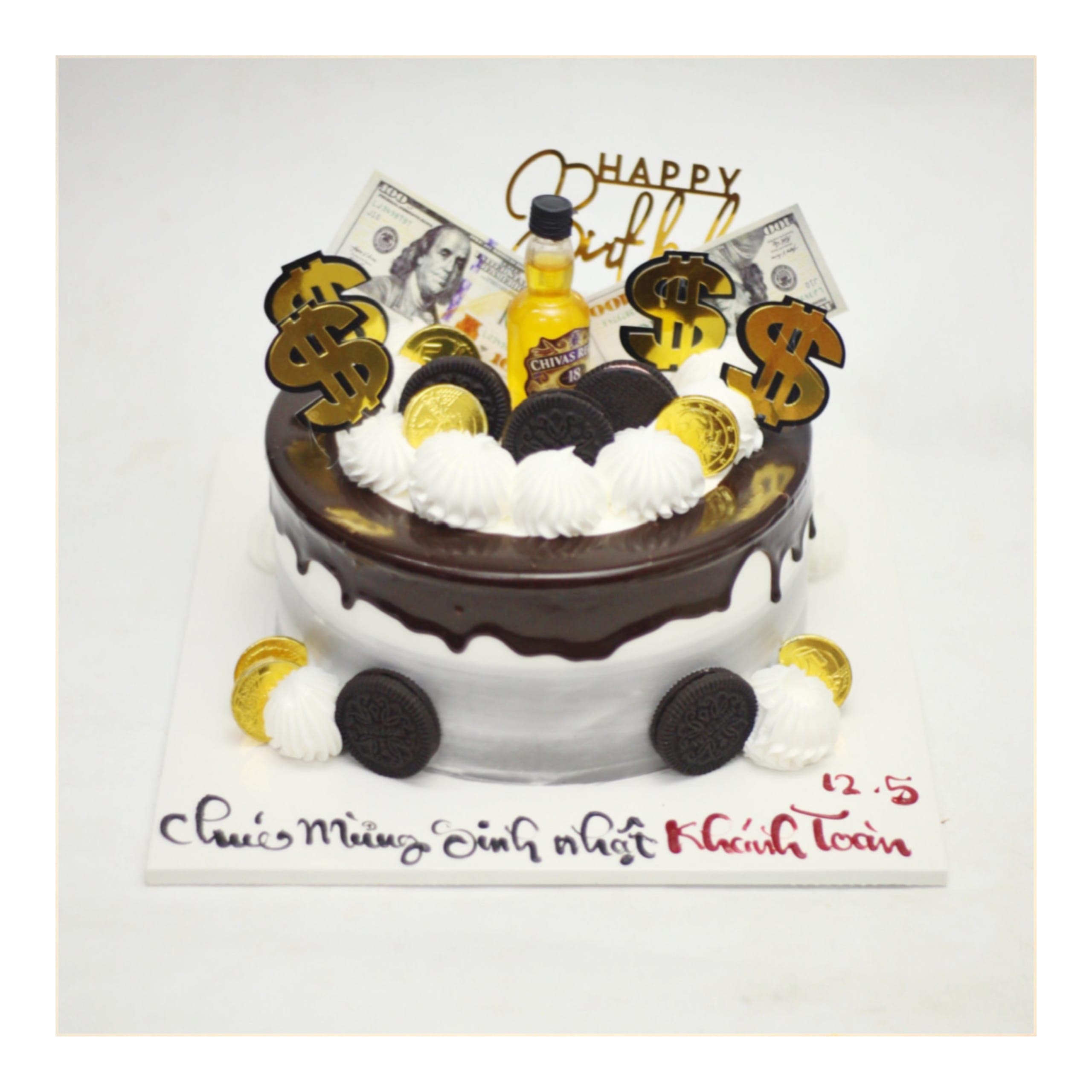 Bánh kem sô-cô-la sang trọng với tiền đô