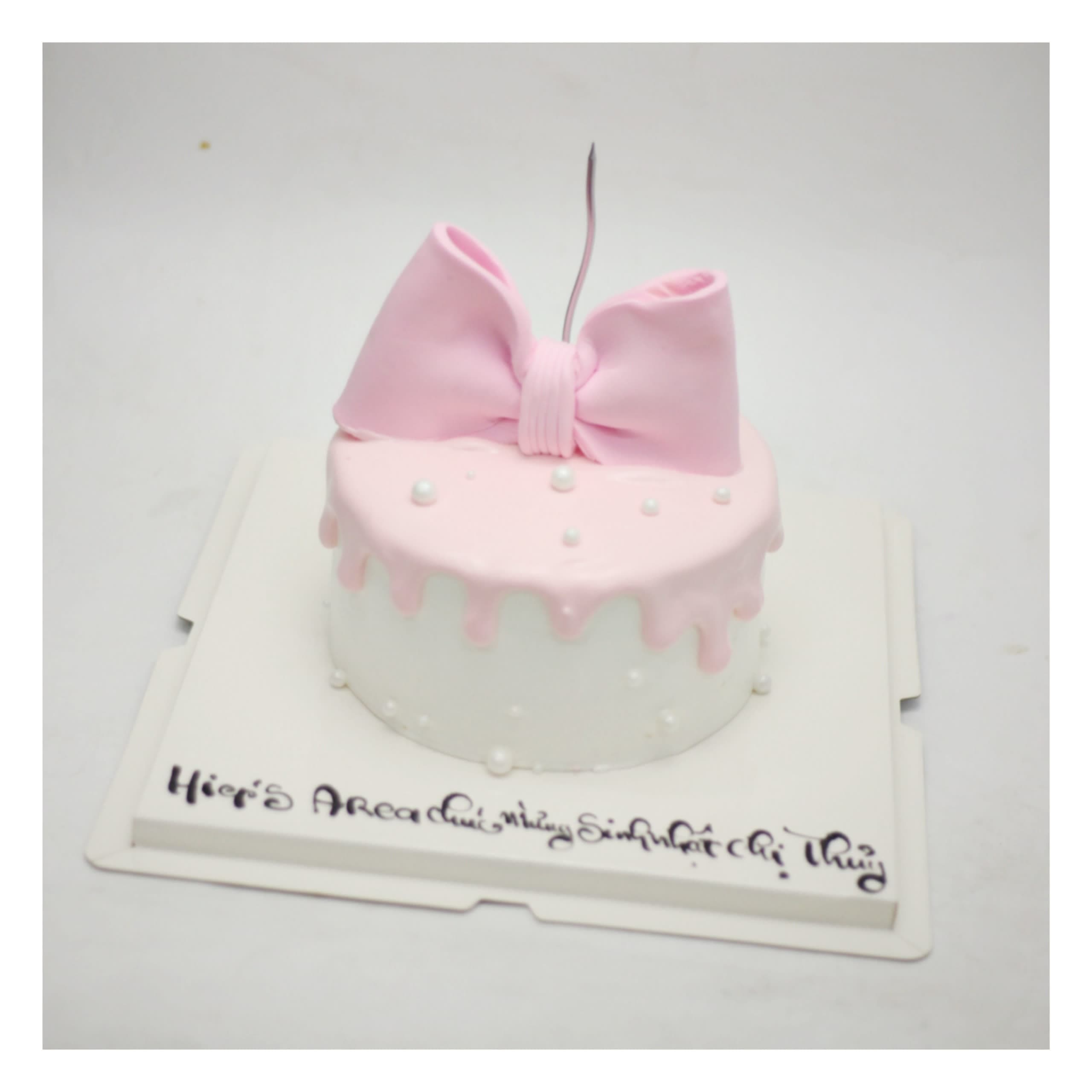 Bánh kem trắng hồng trang trí nơ sang trọng