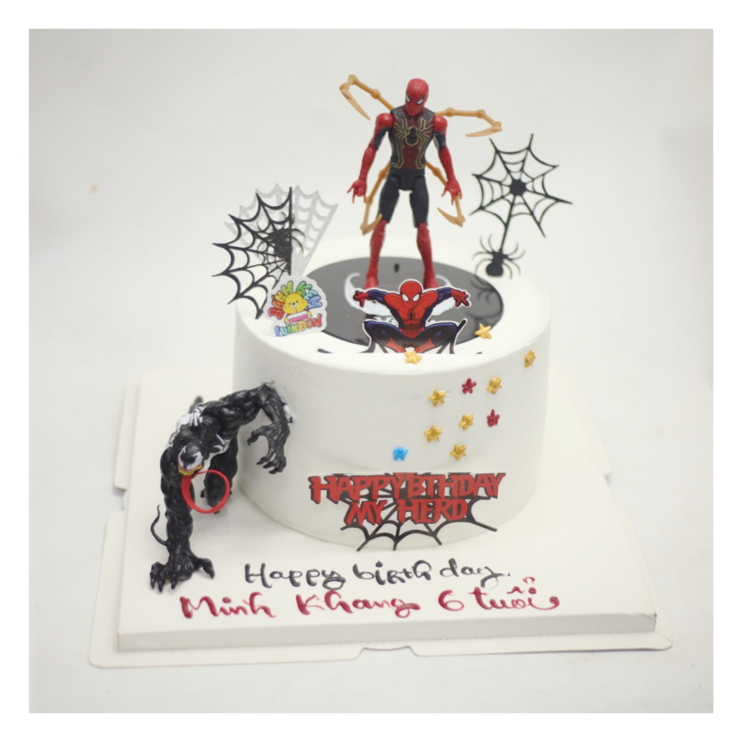 Bánh kem Người Nhện đen trắng độc đáo