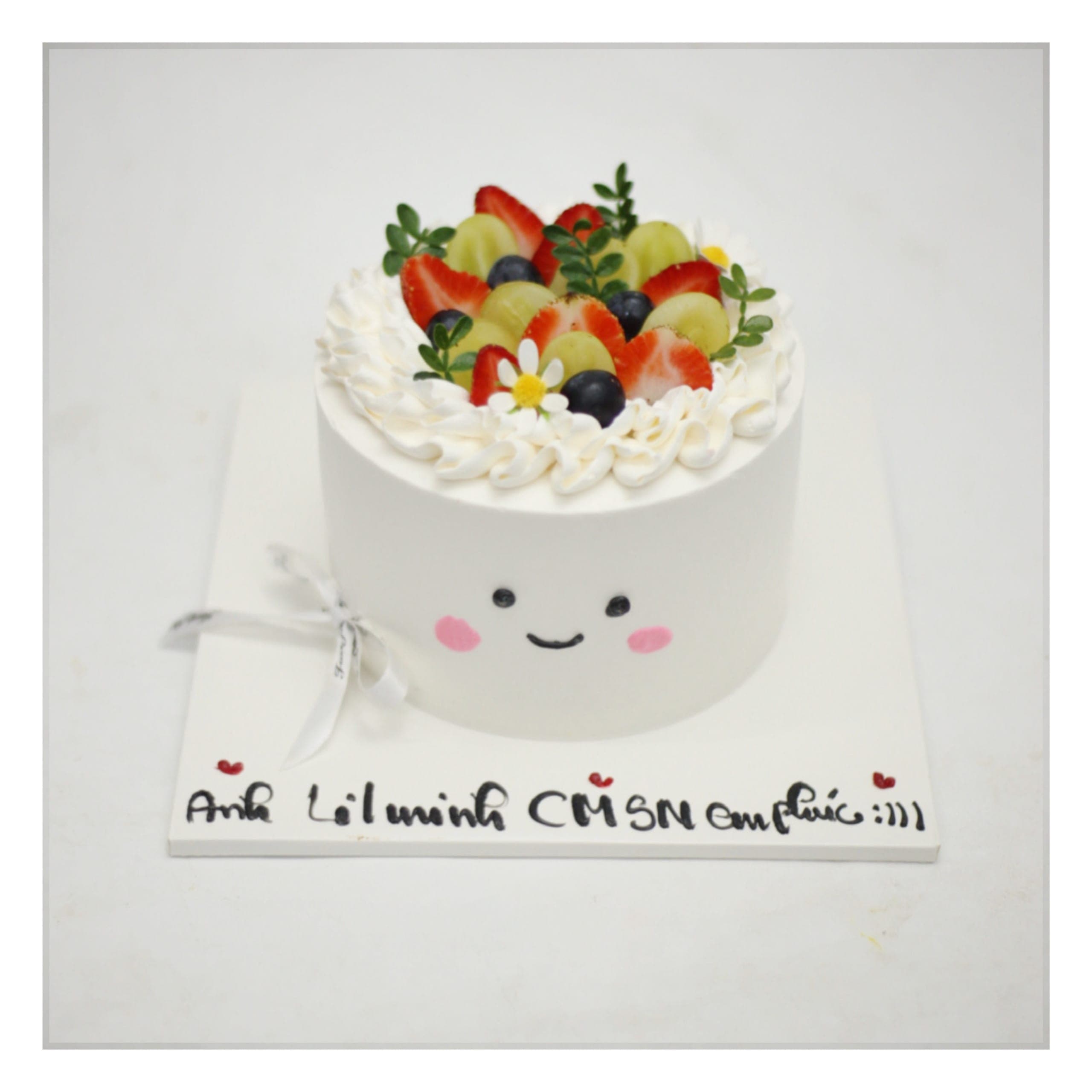 Bánh kem mặt cười trang trí hoa quả tươi