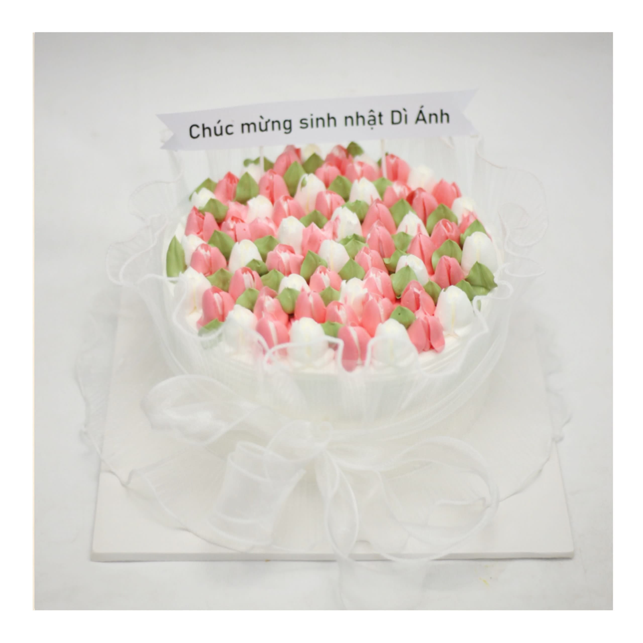 Bánh kem phủ kín hoa tulip hồng trắng