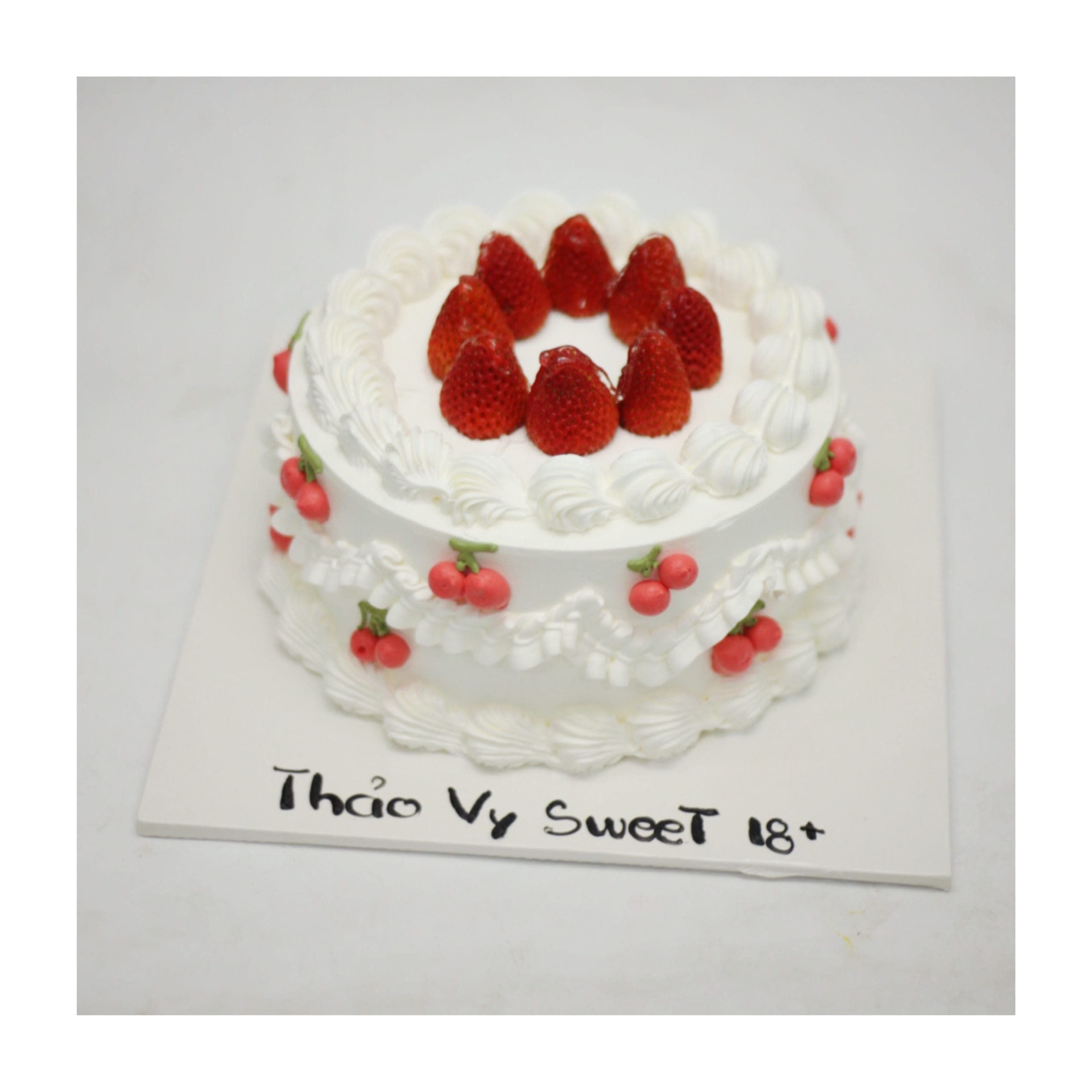 Bánh kem trắng phủ dâu tây tươi