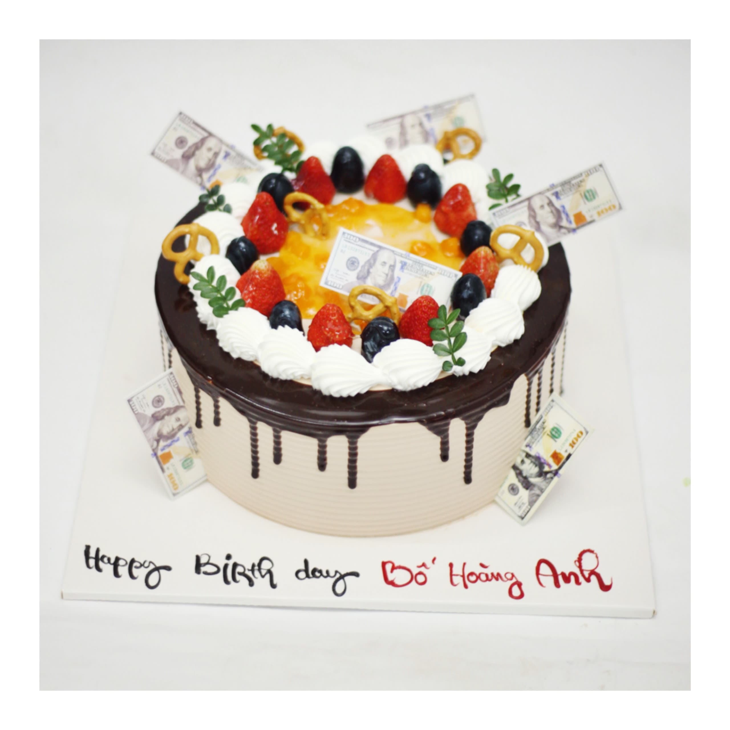 Bánh kem socola chảy trang trí tiền đô