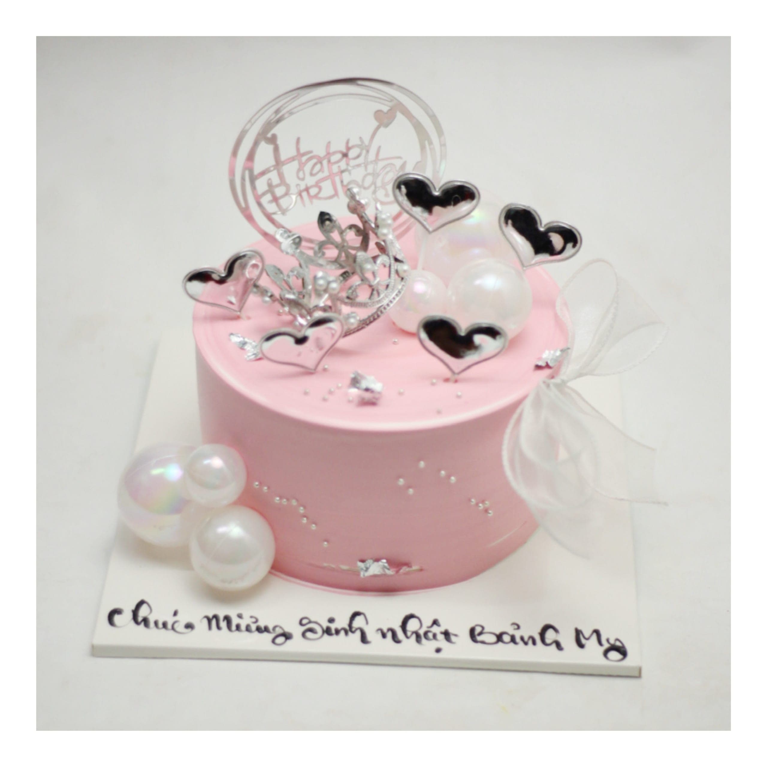 Bánh kem hồng pastel vương miện trái tim bạc