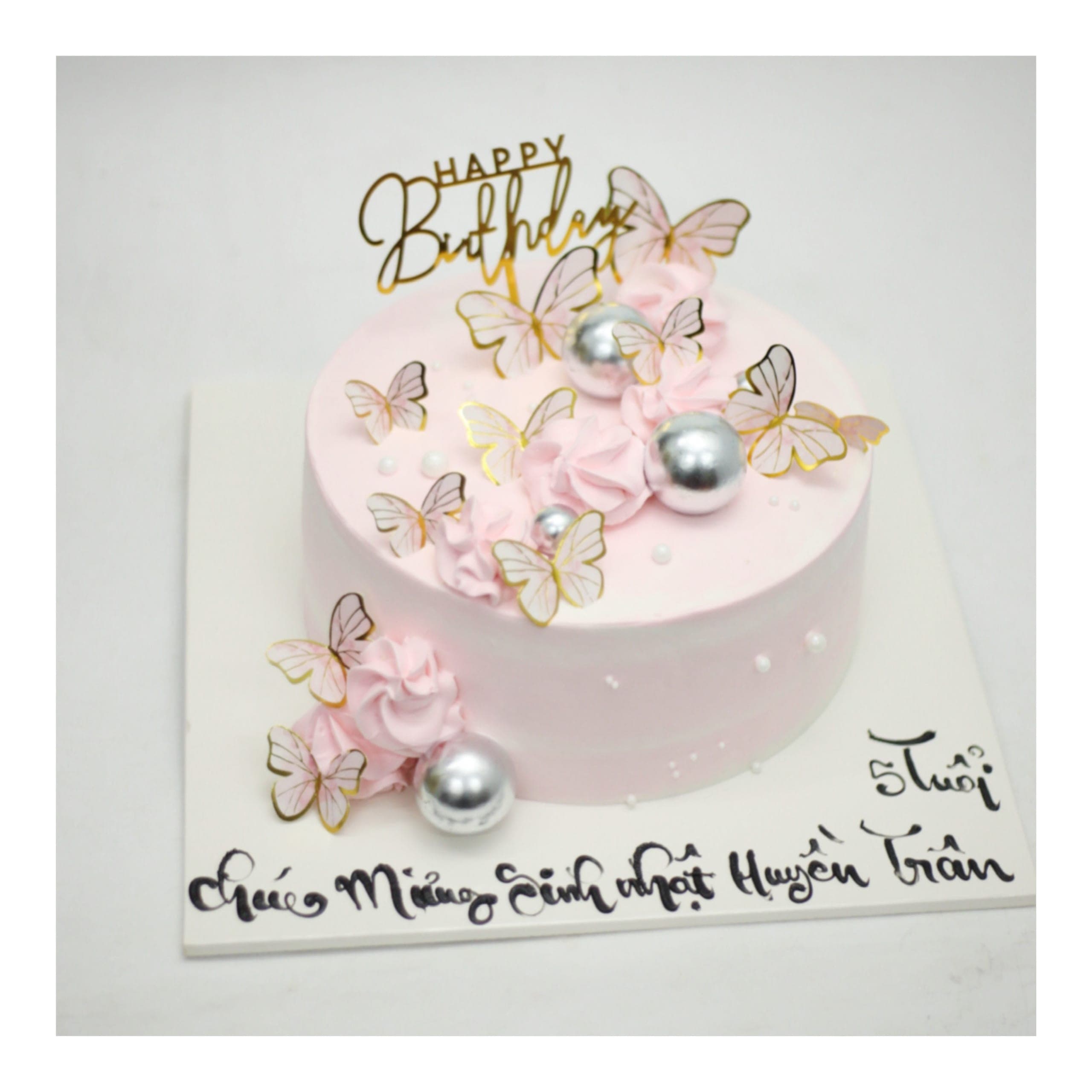 Bánh kem tông hồng decor bướm và ngọc trai
